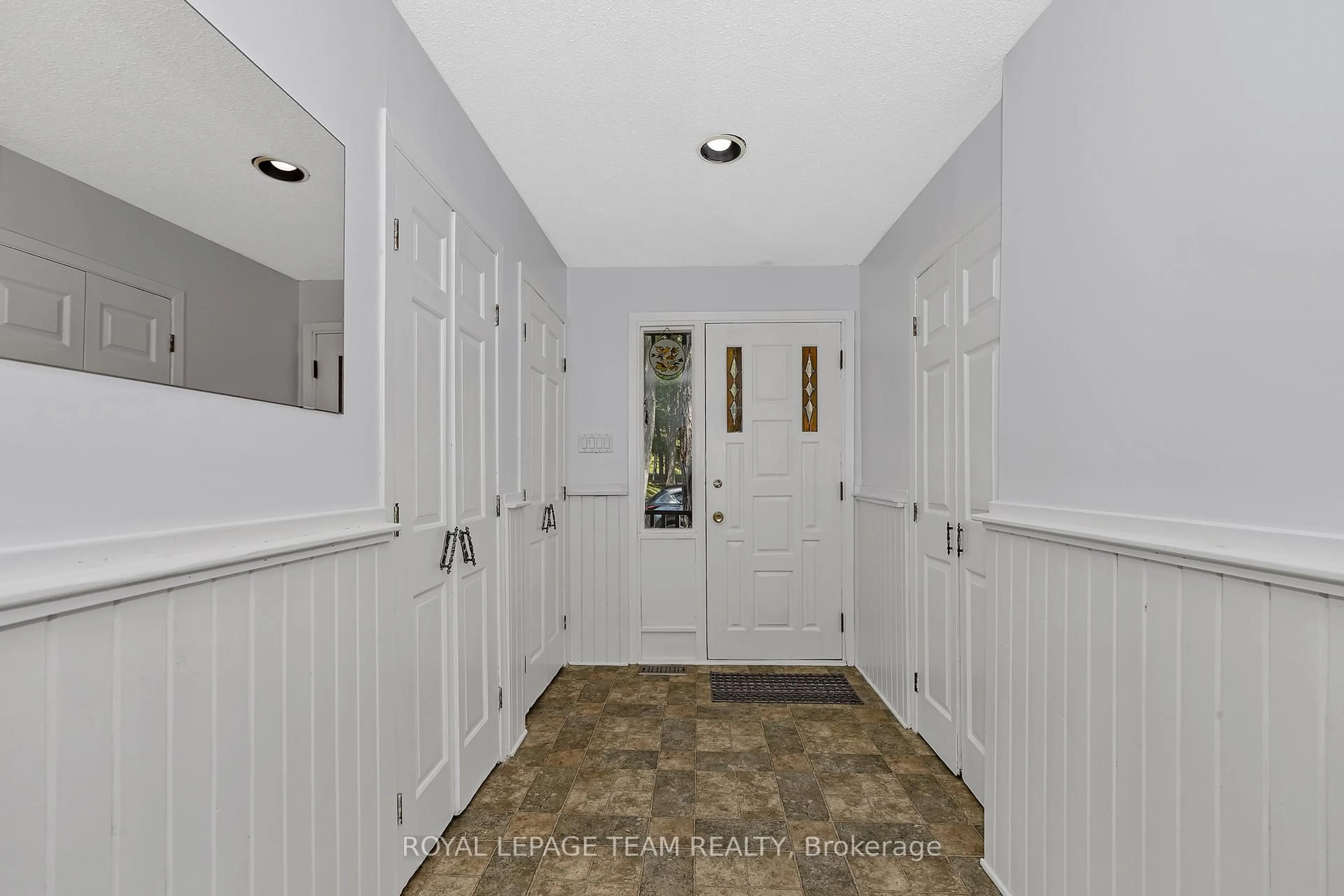 Indoor entryway for 1210 Bayview Dr, Ottawa Ontario K0A 3M0