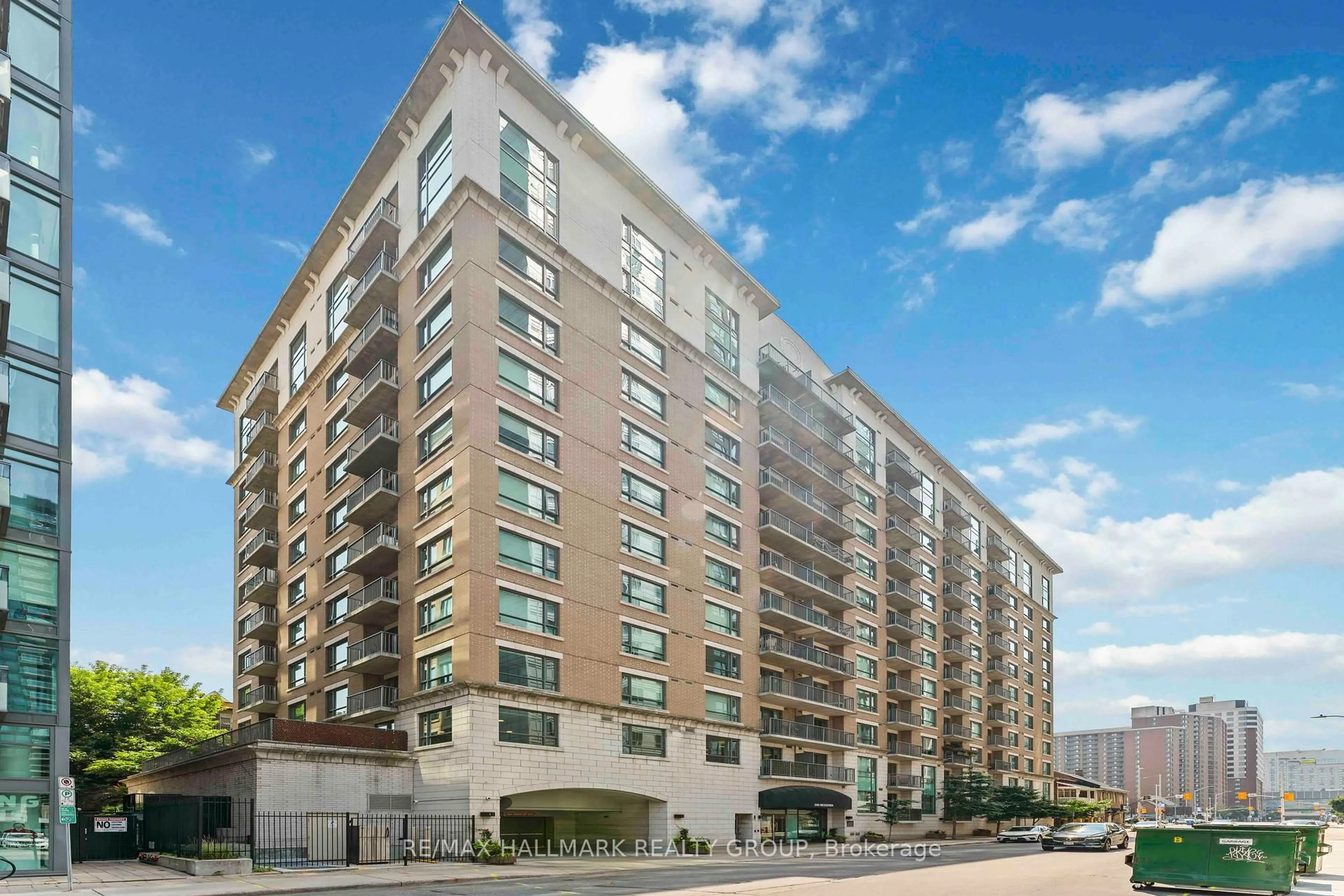 Patio, building for 200 Besserer St #204, Ottawa Ontario K1N 0A7