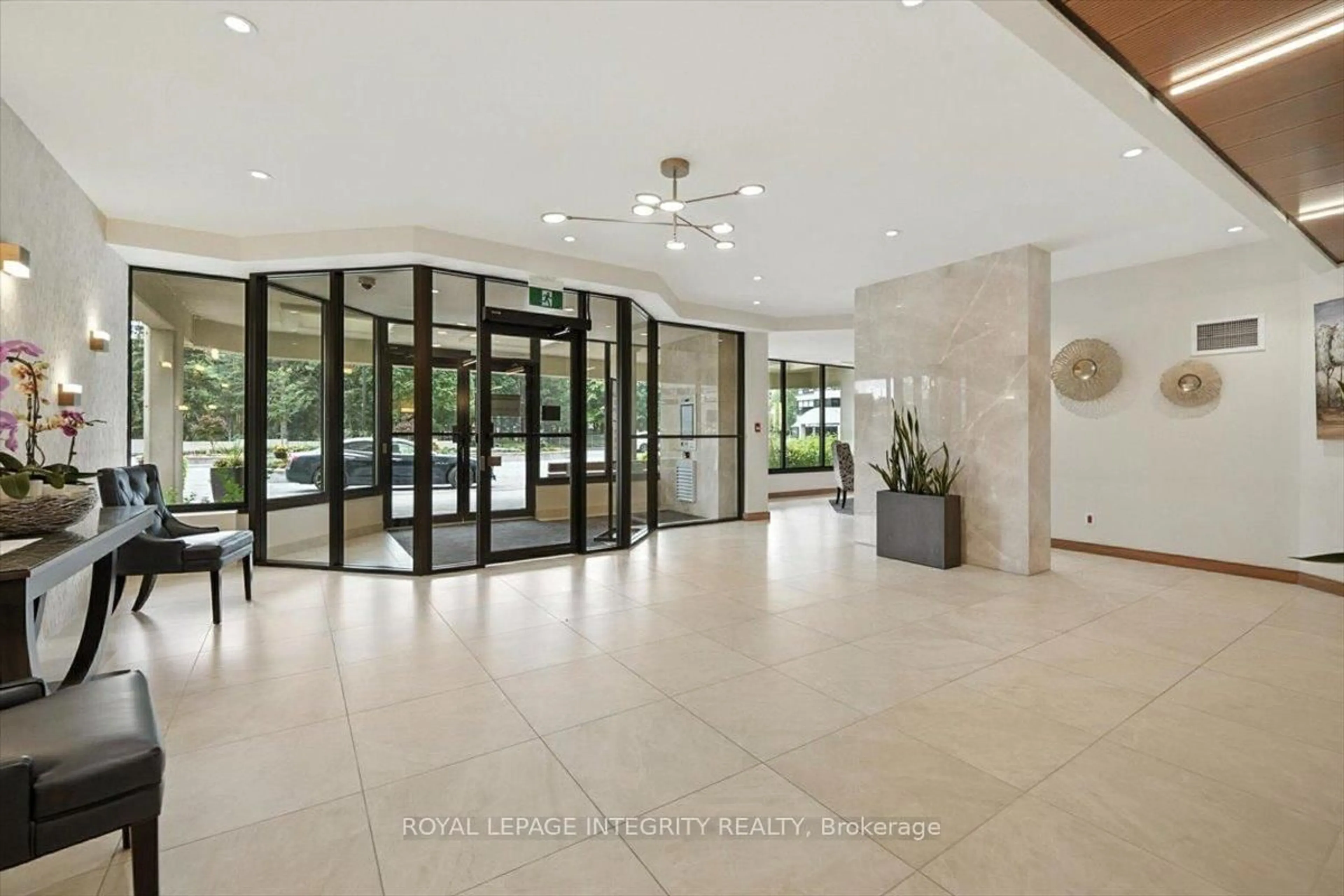 Indoor foyer for 1500 Riverside Dr #1603, Ottawa Ontario K1G 4J4