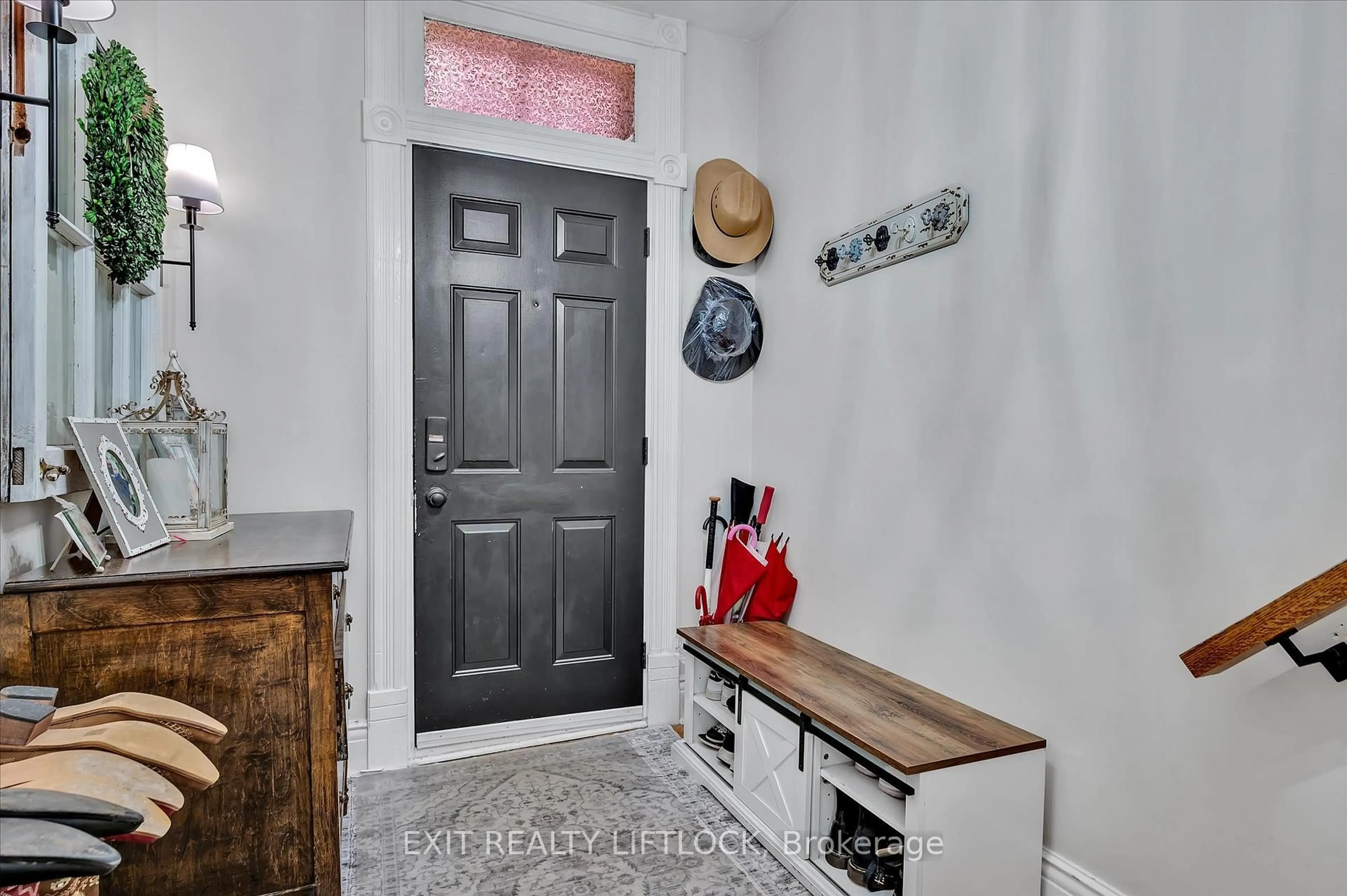 Indoor entryway for 572 Romaine St, Peterborough Central Ontario K9J 2E3