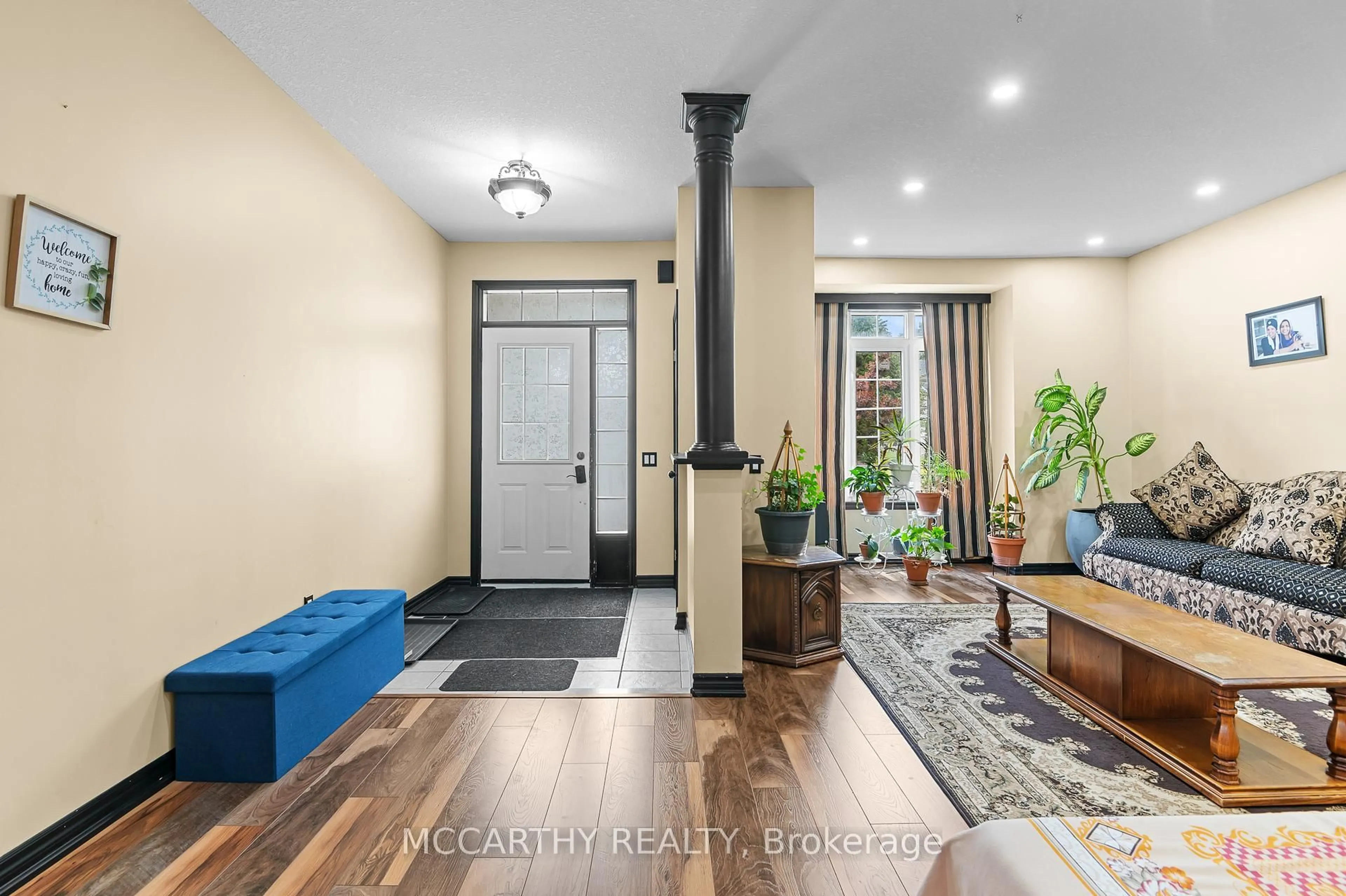 Indoor entryway for 541 Fiddle Park Lane, Shelburne Ontario L9V 3B9