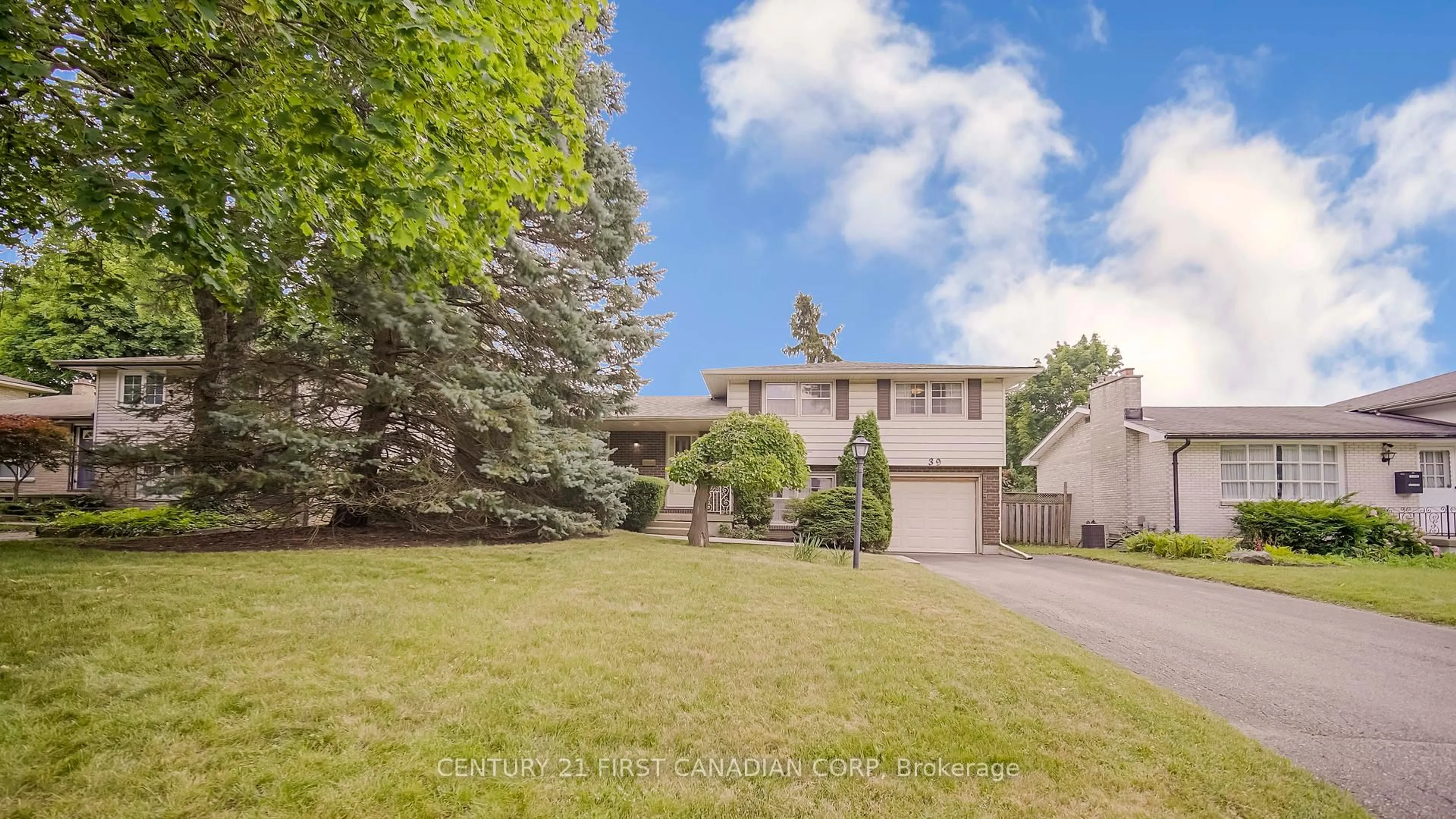 A pic from outside/outdoor area/front of a property/back of a property/a pic from drone, street for 39 Torrington Cres, London South Ontario N6C 2V8