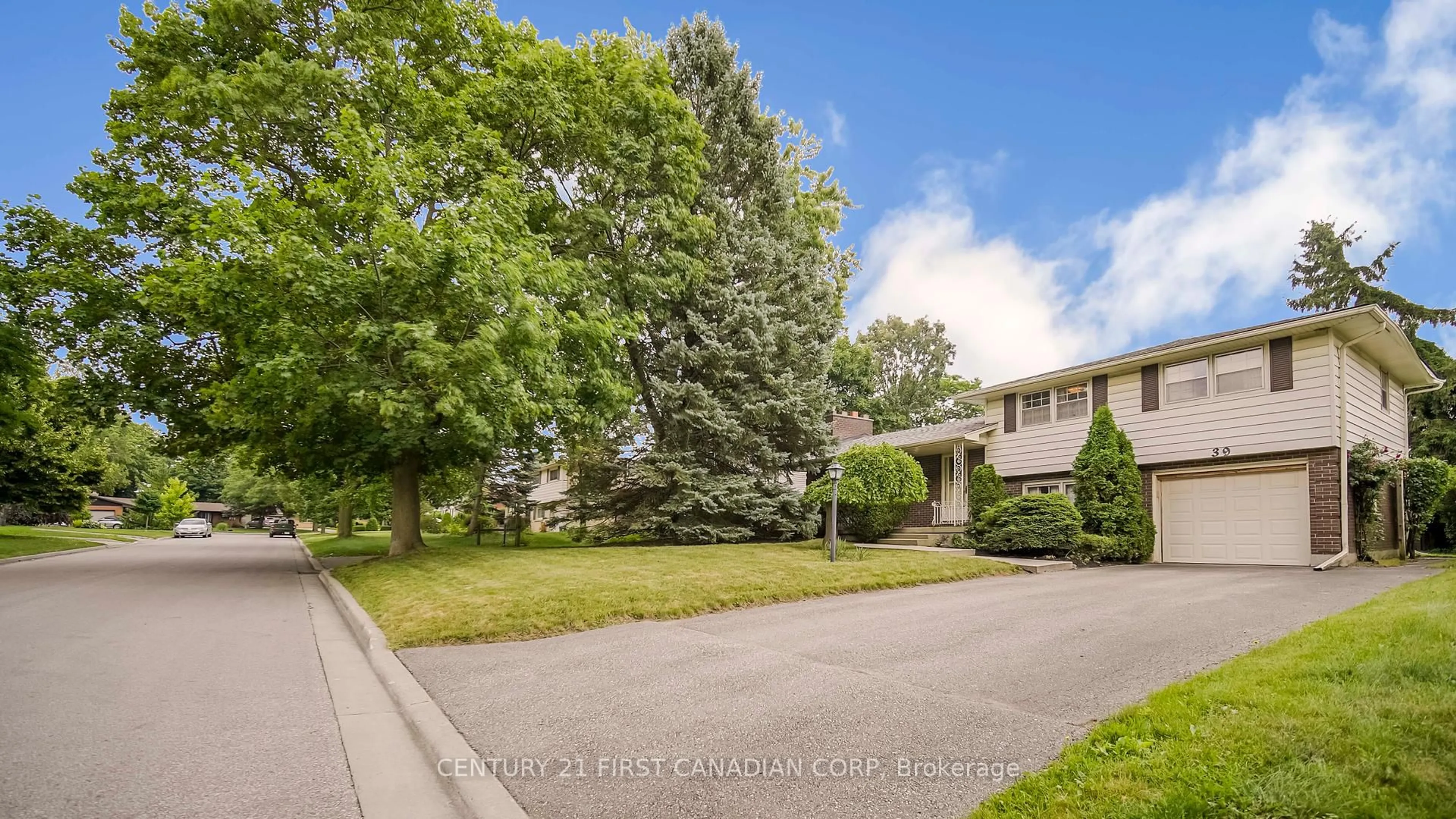 A pic from outside/outdoor area/front of a property/back of a property/a pic from drone, street for 39 Torrington Cres, London South Ontario N6C 2V8