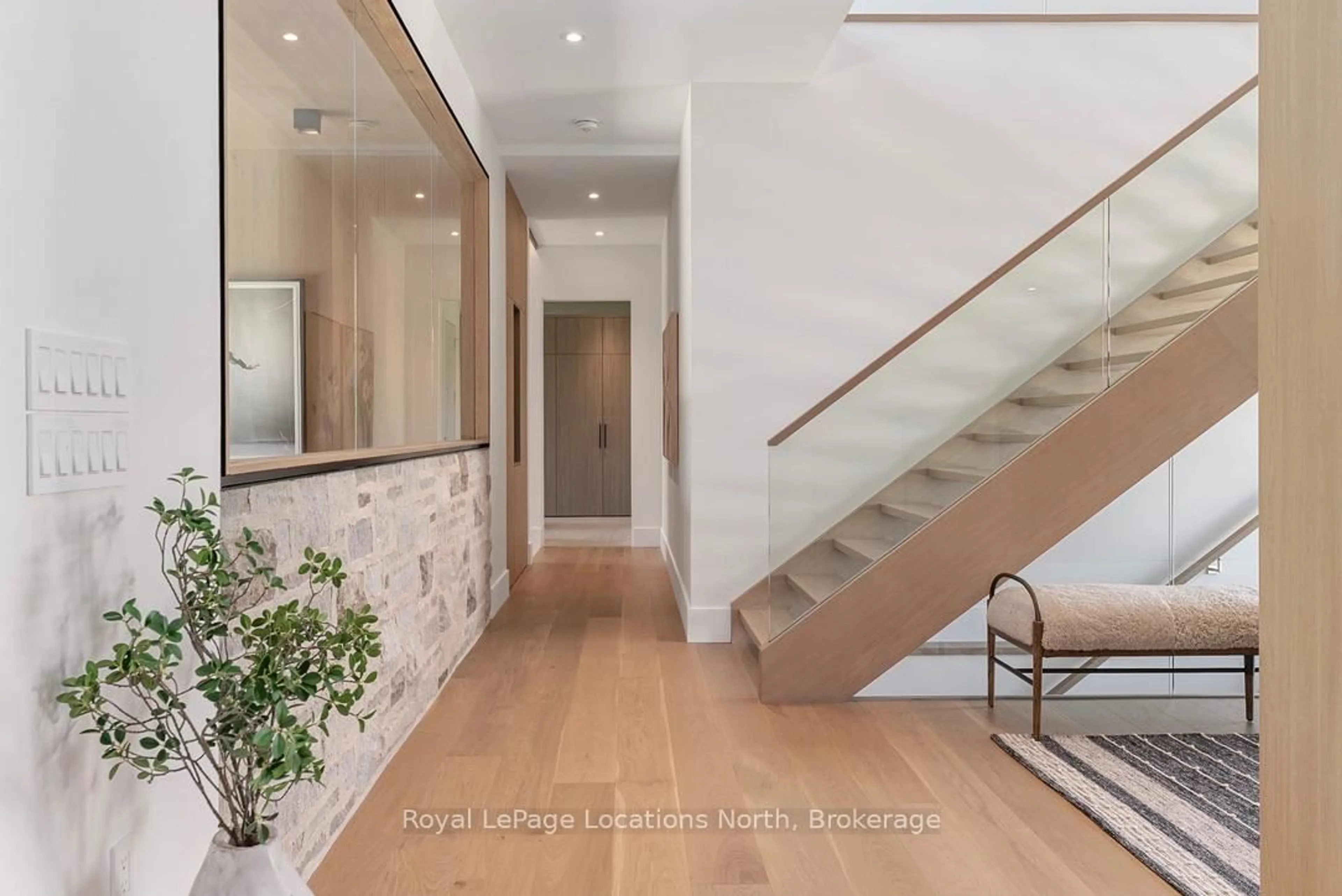 Indoor entryway for 104 Maryward Cres, Blue Mountains Ontario N0H 1J0