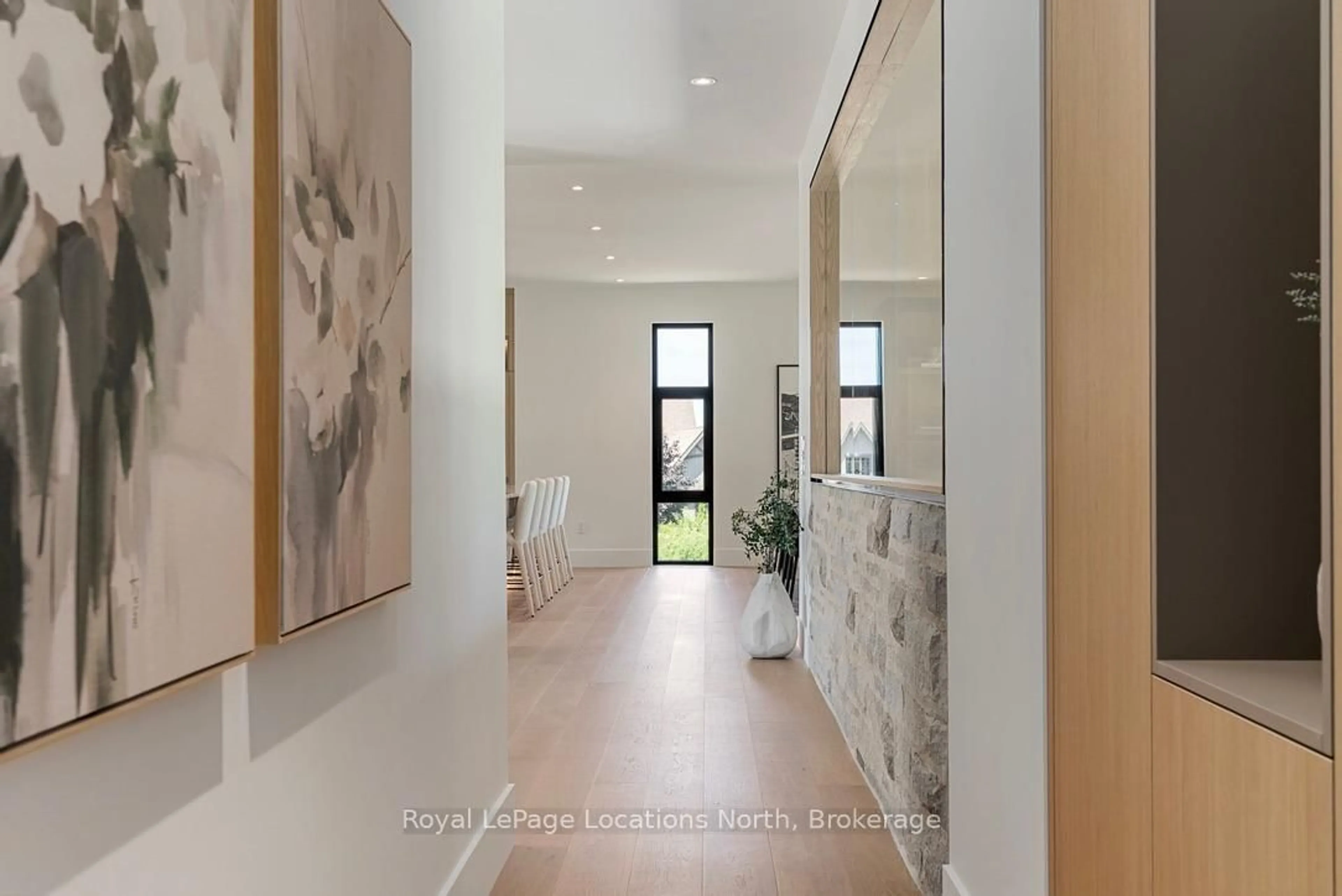 Indoor entryway for 104 Maryward Cres, Blue Mountains Ontario N0H 1J0