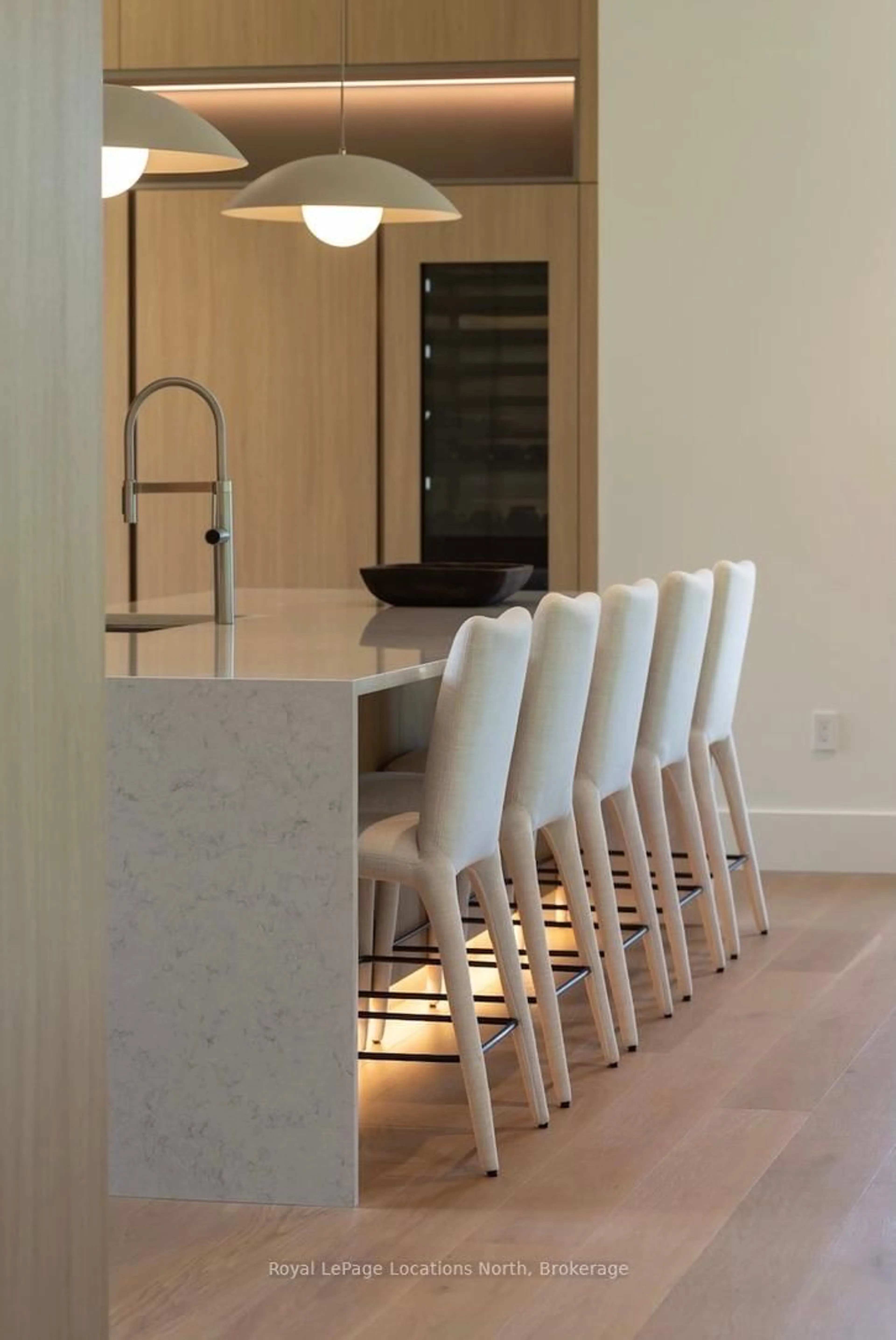 Contemporary kitchen, unknown for 104 Maryward Cres, Blue Mountains Ontario N0H 1J0
