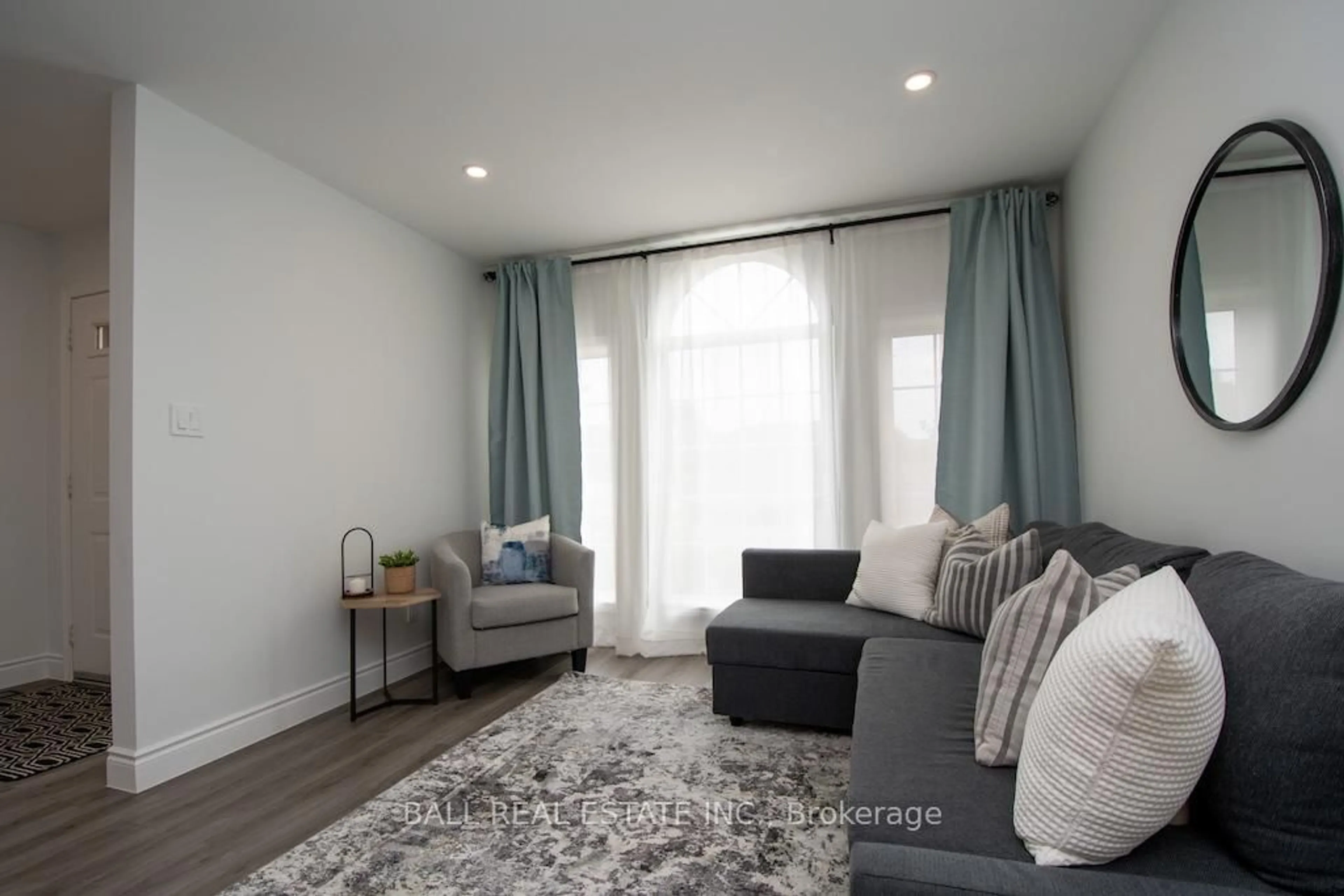 Living room with furniture, unknown for 2546 Marsdale Dr, Peterborough East Ontario K9L 1R4