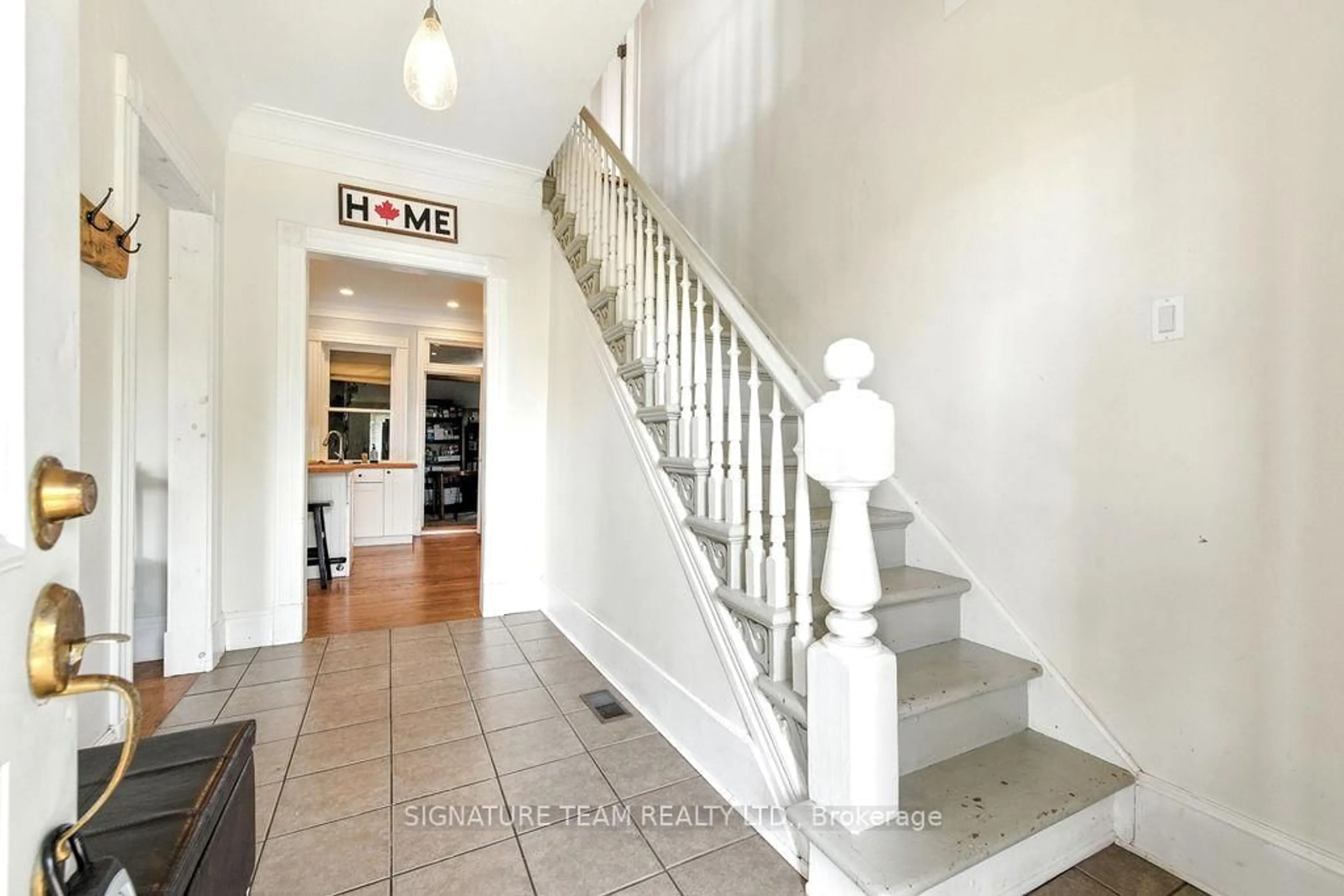 Indoor entryway for 48 Alice St, Eganville Ontario K0J 1T0