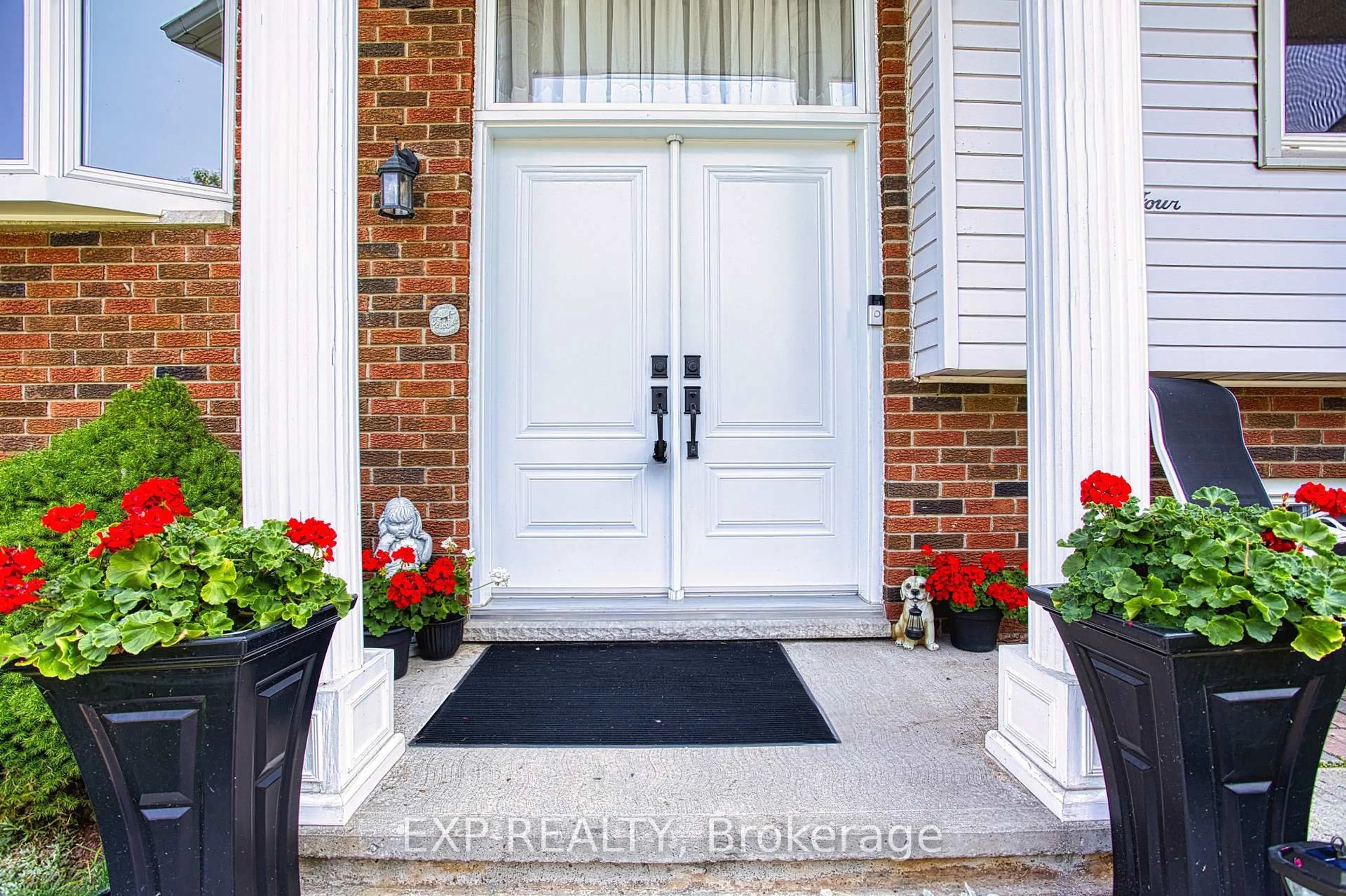 Indoor entryway for 24 Samuel Rd, Grimsby Ontario L3M 4P6