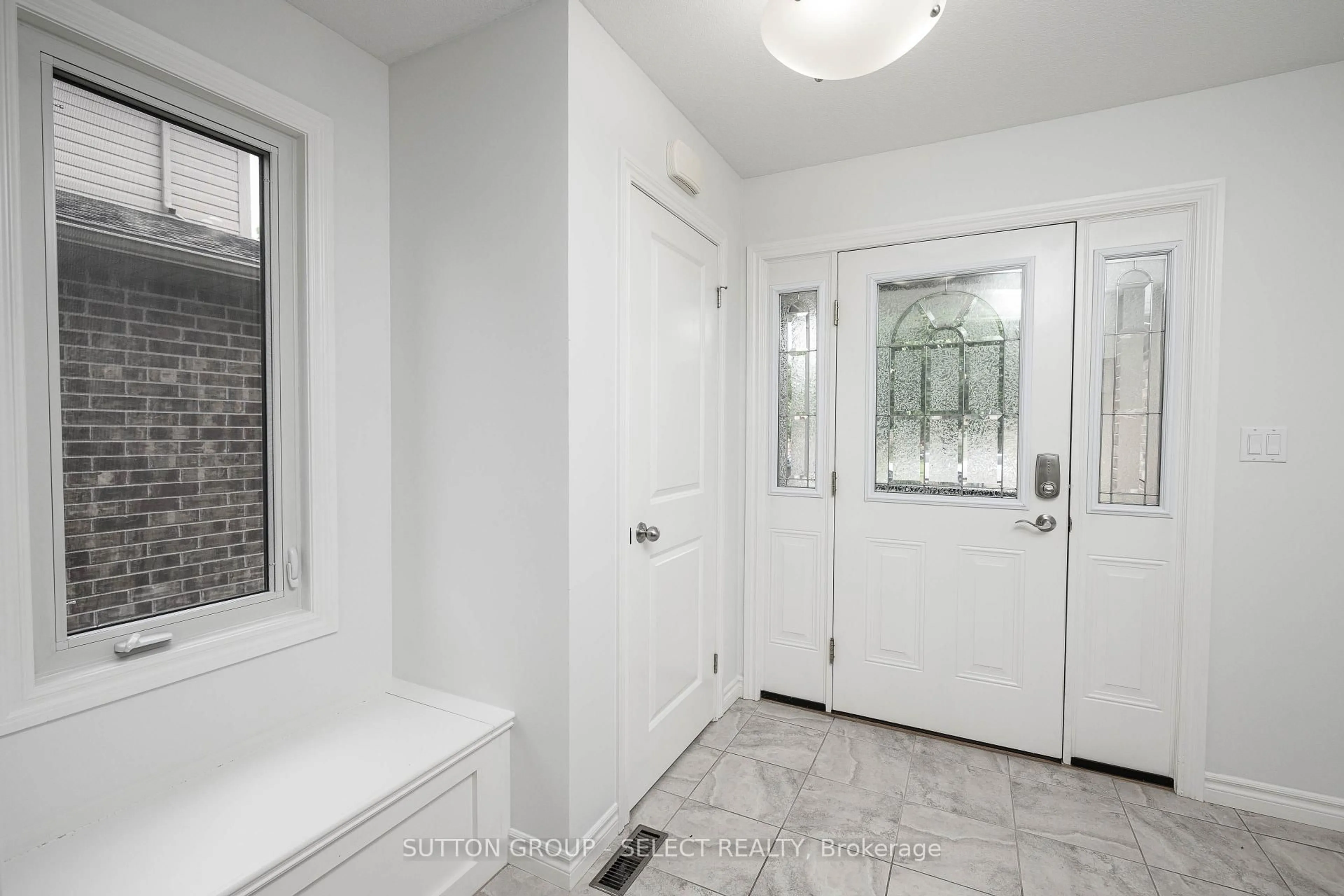 Indoor entryway for 7 AMBLESIDE Dr, St. Thomas Ontario N5P 0A9