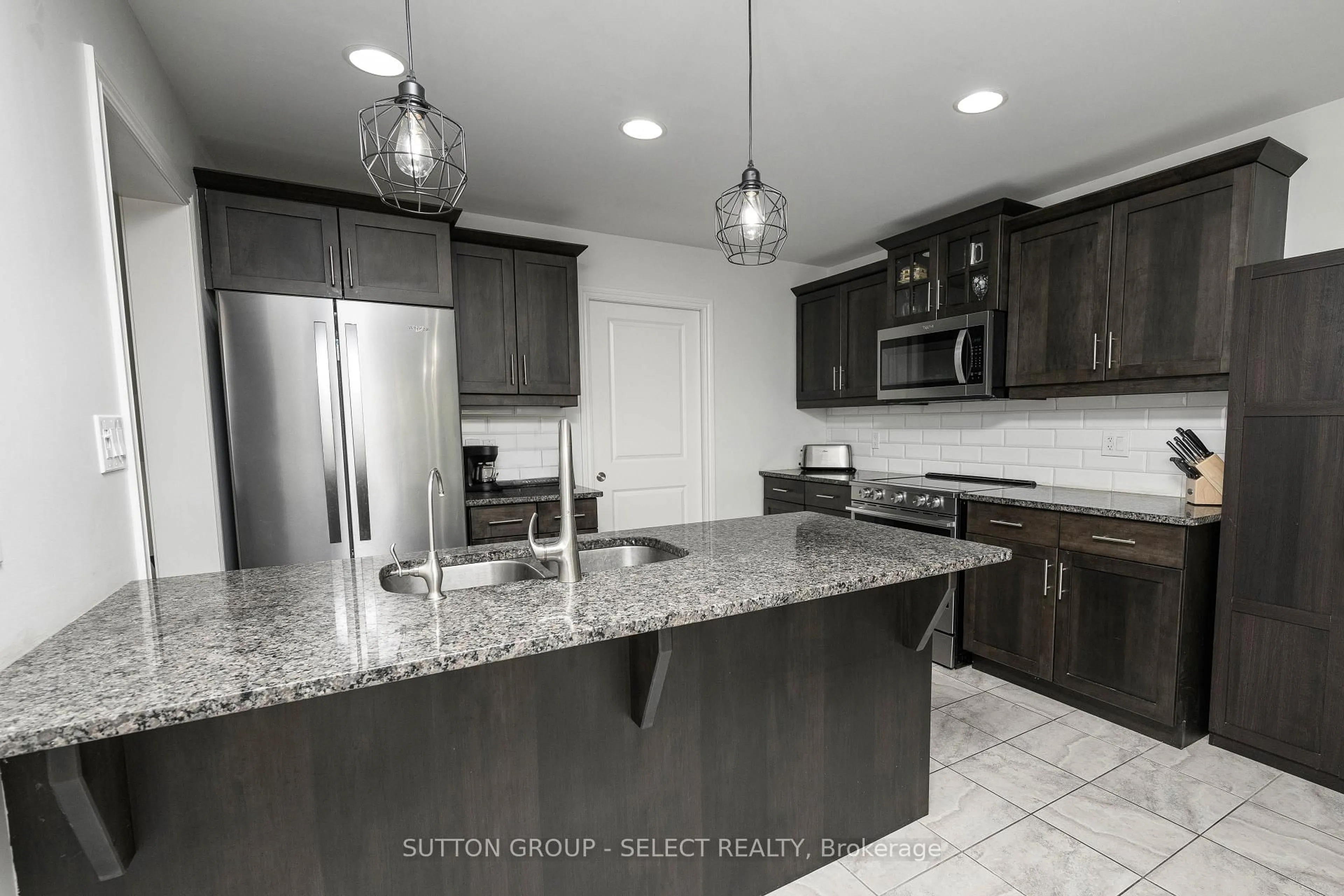 Open concept kitchen, ceramic/tile floor for 7 AMBLESIDE Dr, St. Thomas Ontario N5P 0A9