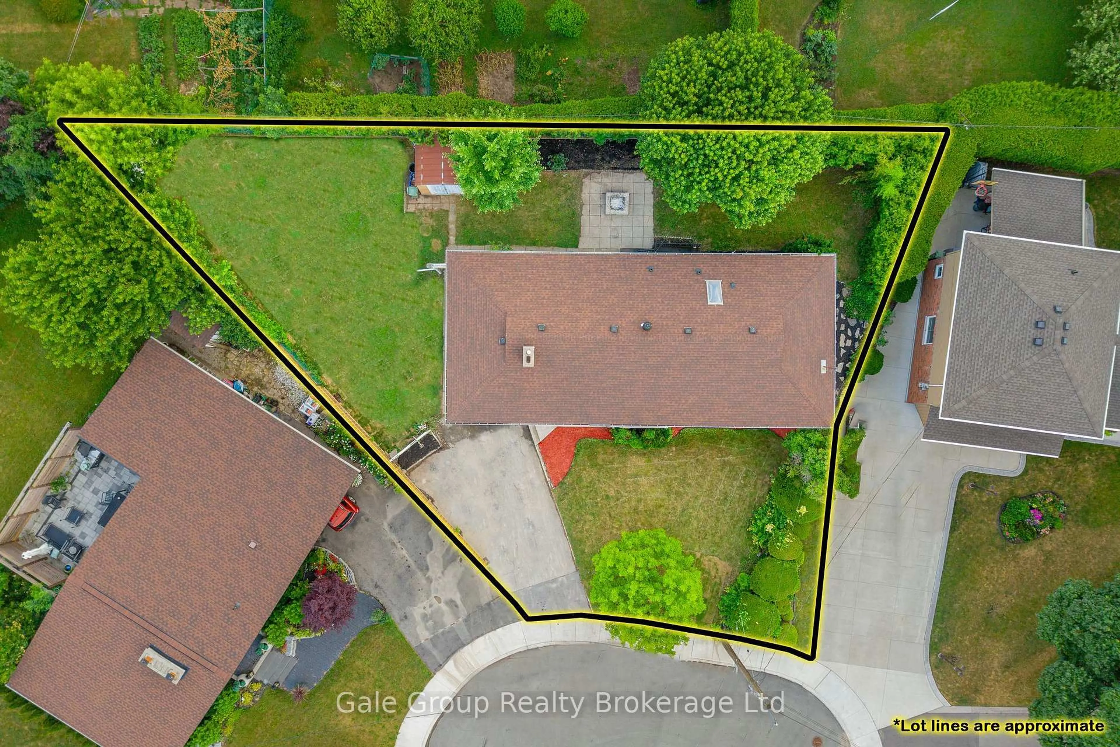 A pic from outside/outdoor area/front of a property/back of a property/a pic from drone, street for 15 Kelvin Crt, Hamilton Ontario L8E 1J2