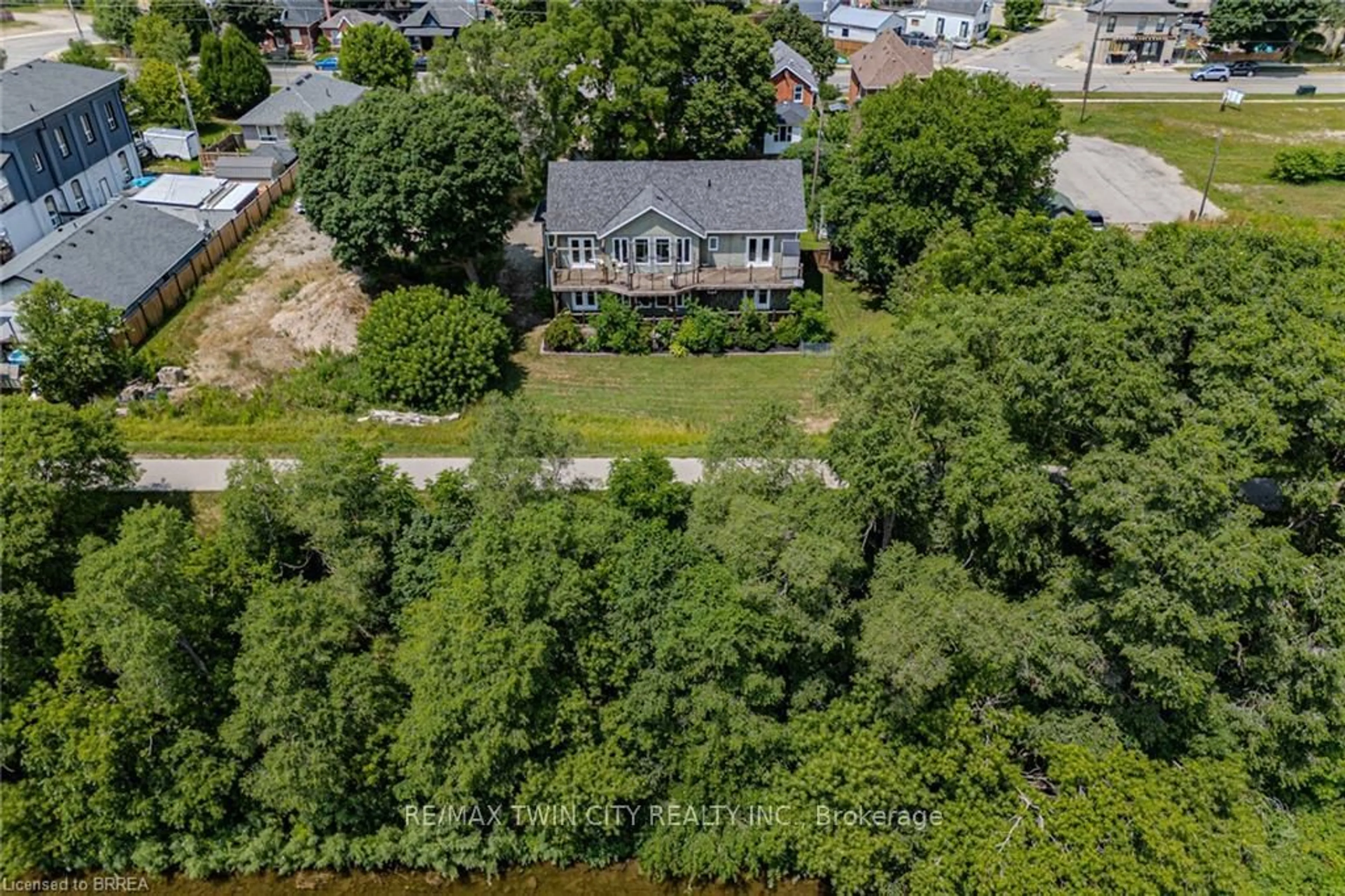 A pic from outside/outdoor area/front of a property/back of a property/a pic from drone, street for 192 Grand River Ave, Brantford Ontario N3T 4X9