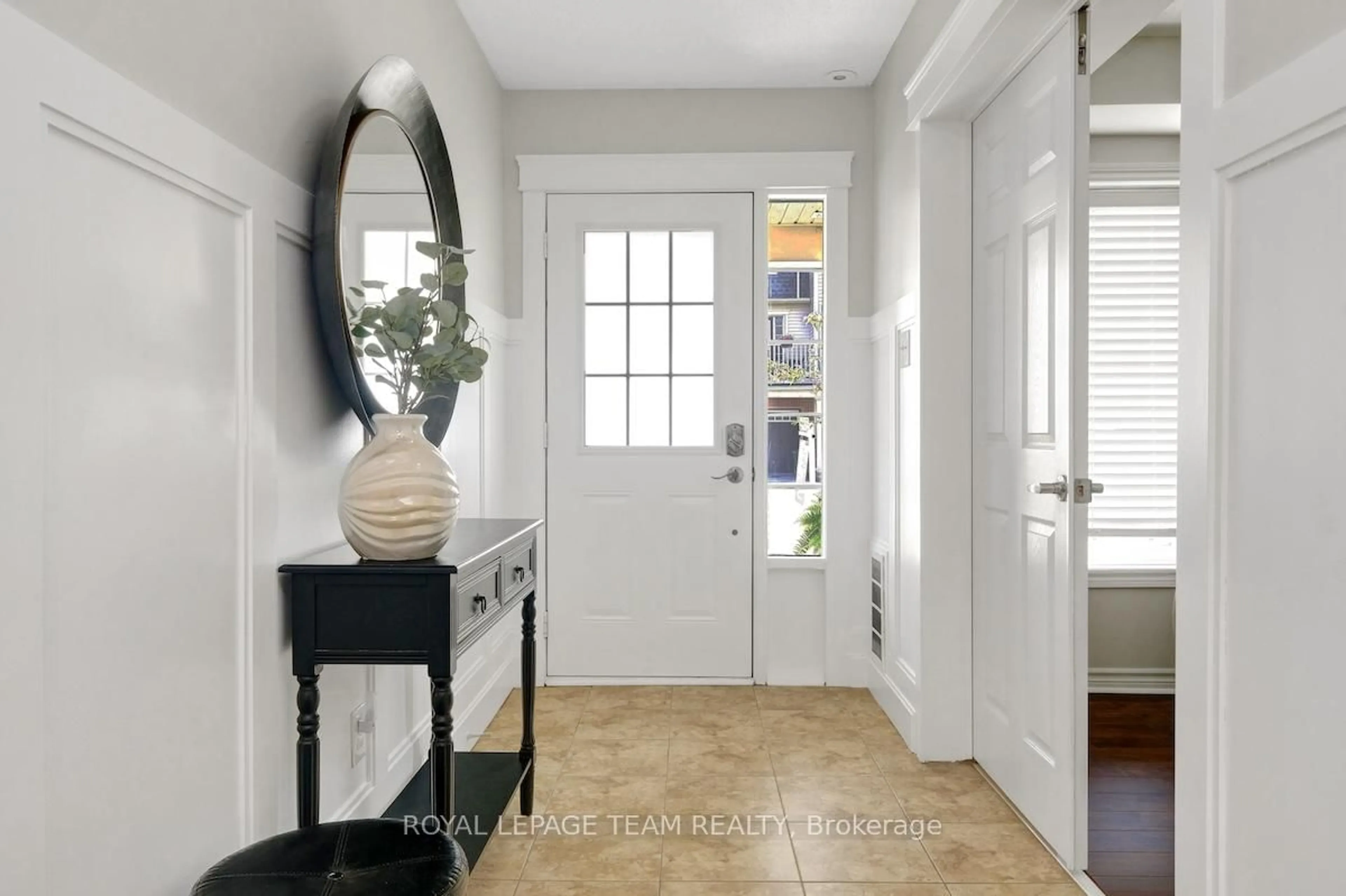 Indoor entryway for 2073 MADRID Ave, Ottawa Ontario K2J 0K4
