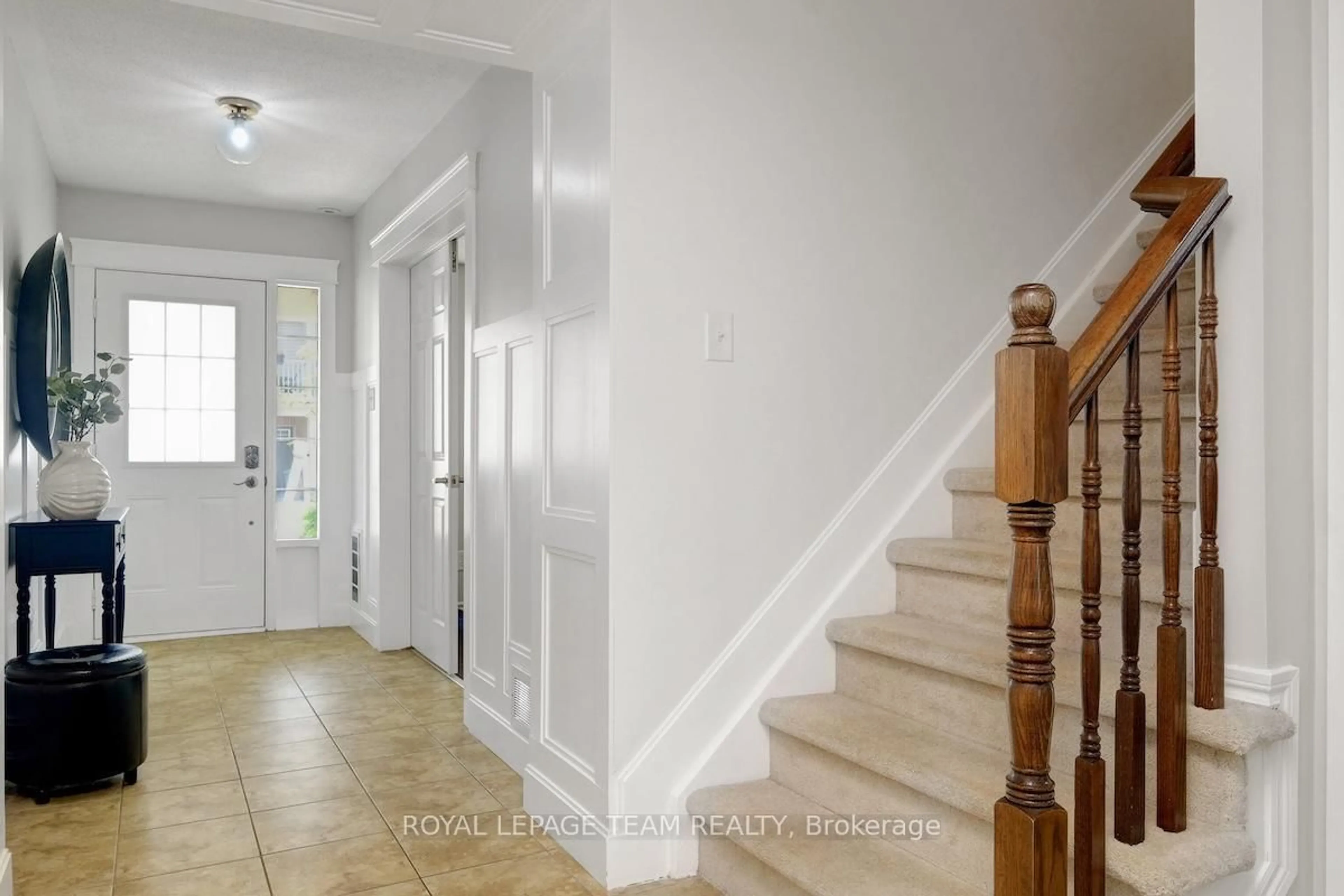 Indoor entryway for 2073 MADRID Ave, Ottawa Ontario K2J 0K4
