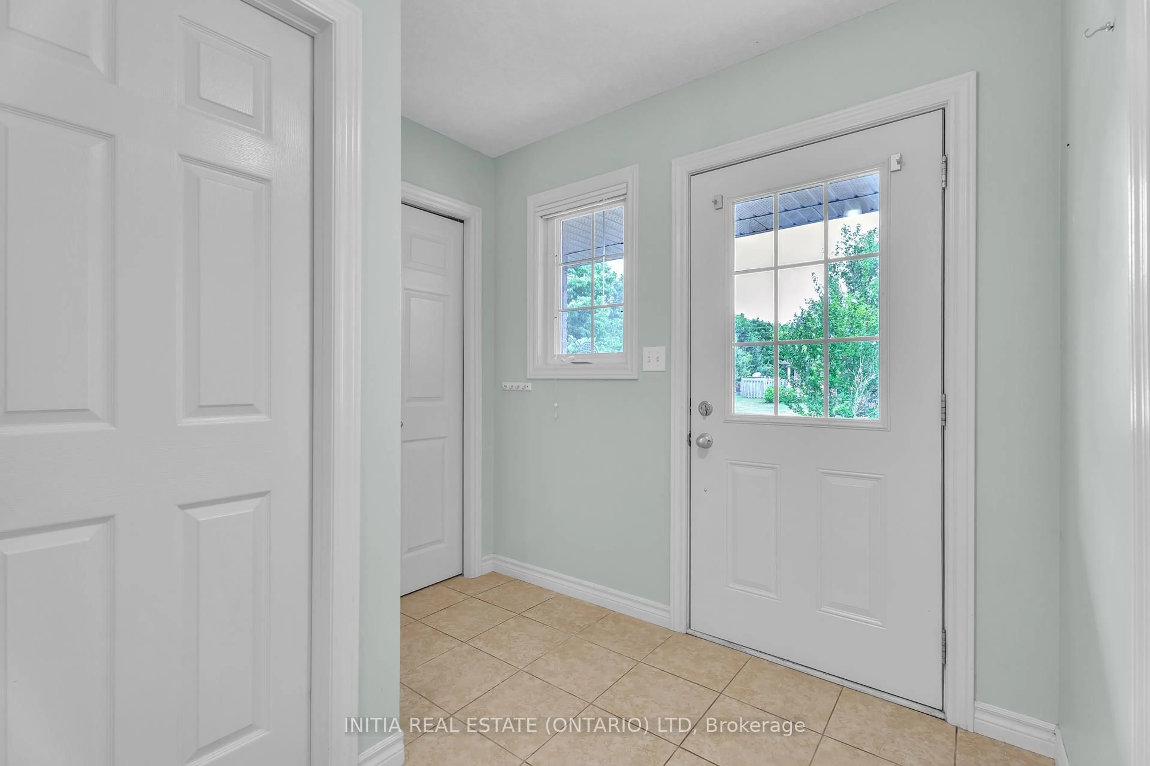 Indoor entryway for 1466 South Wenige Dr, London North Ontario N5X 4N1