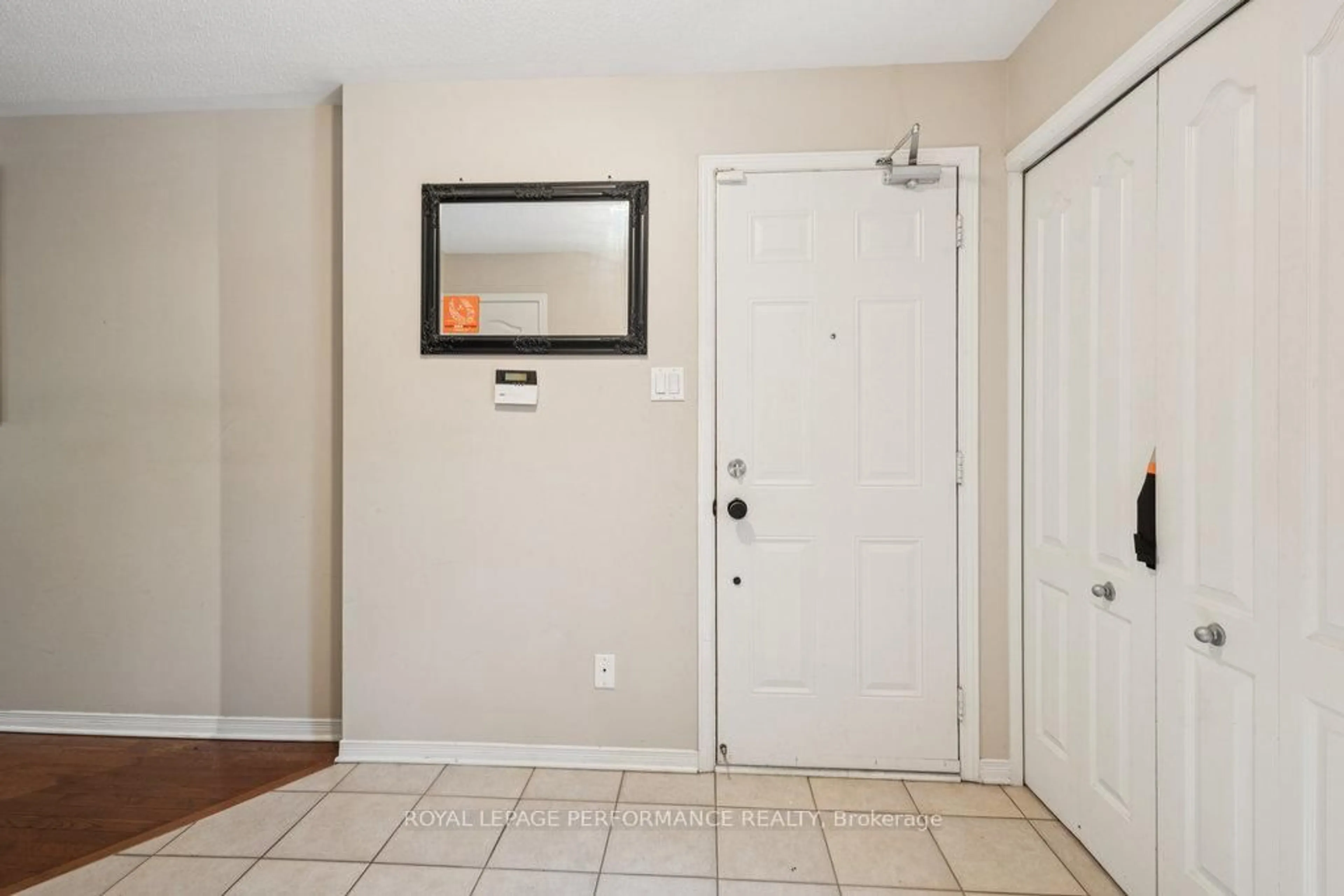 Indoor entryway for 67 Steele Park Private #5, Ottawa Ontario K1J 0J2
