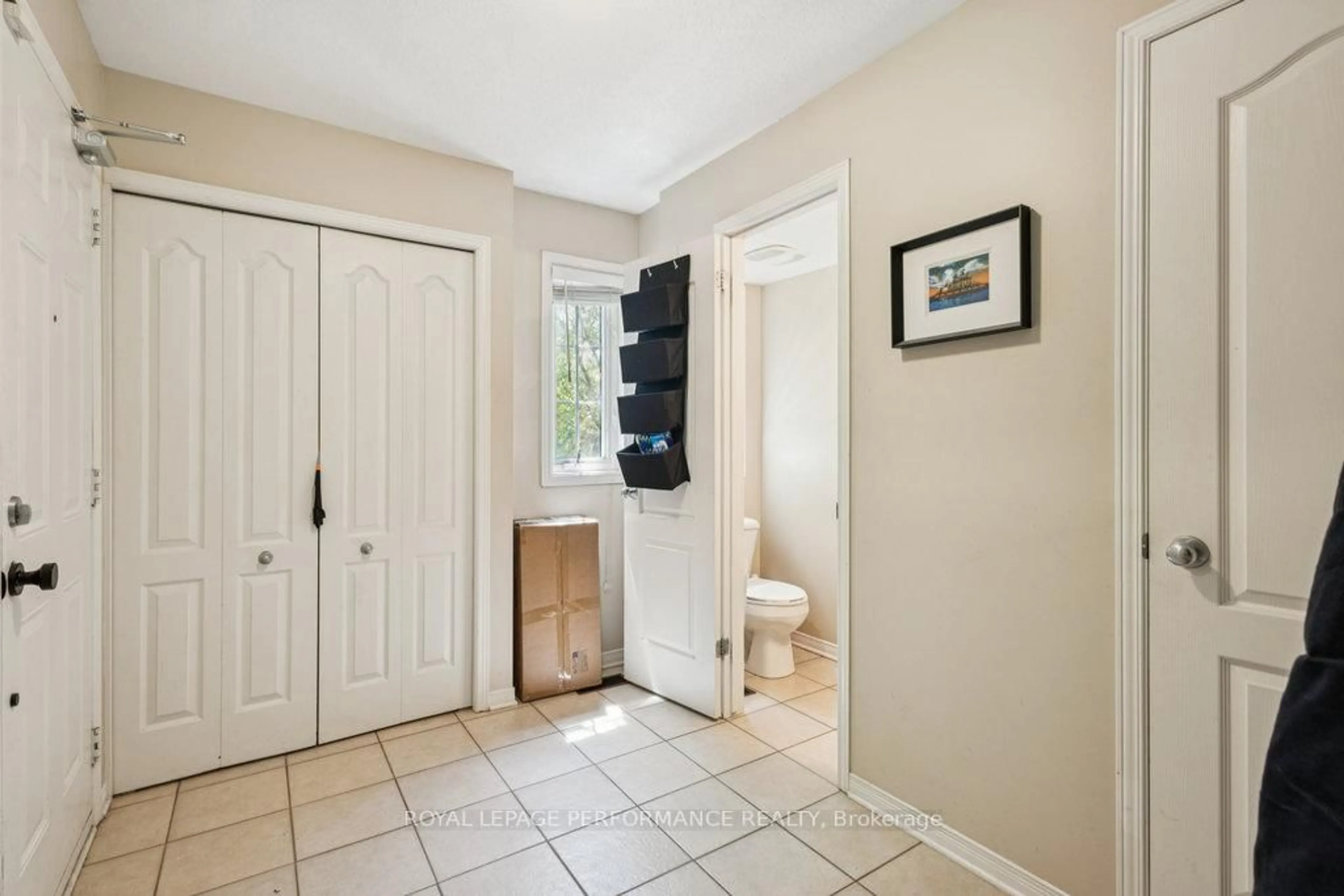 Indoor entryway for 67 Steele Park Private #5, Ottawa Ontario K1J 0J2