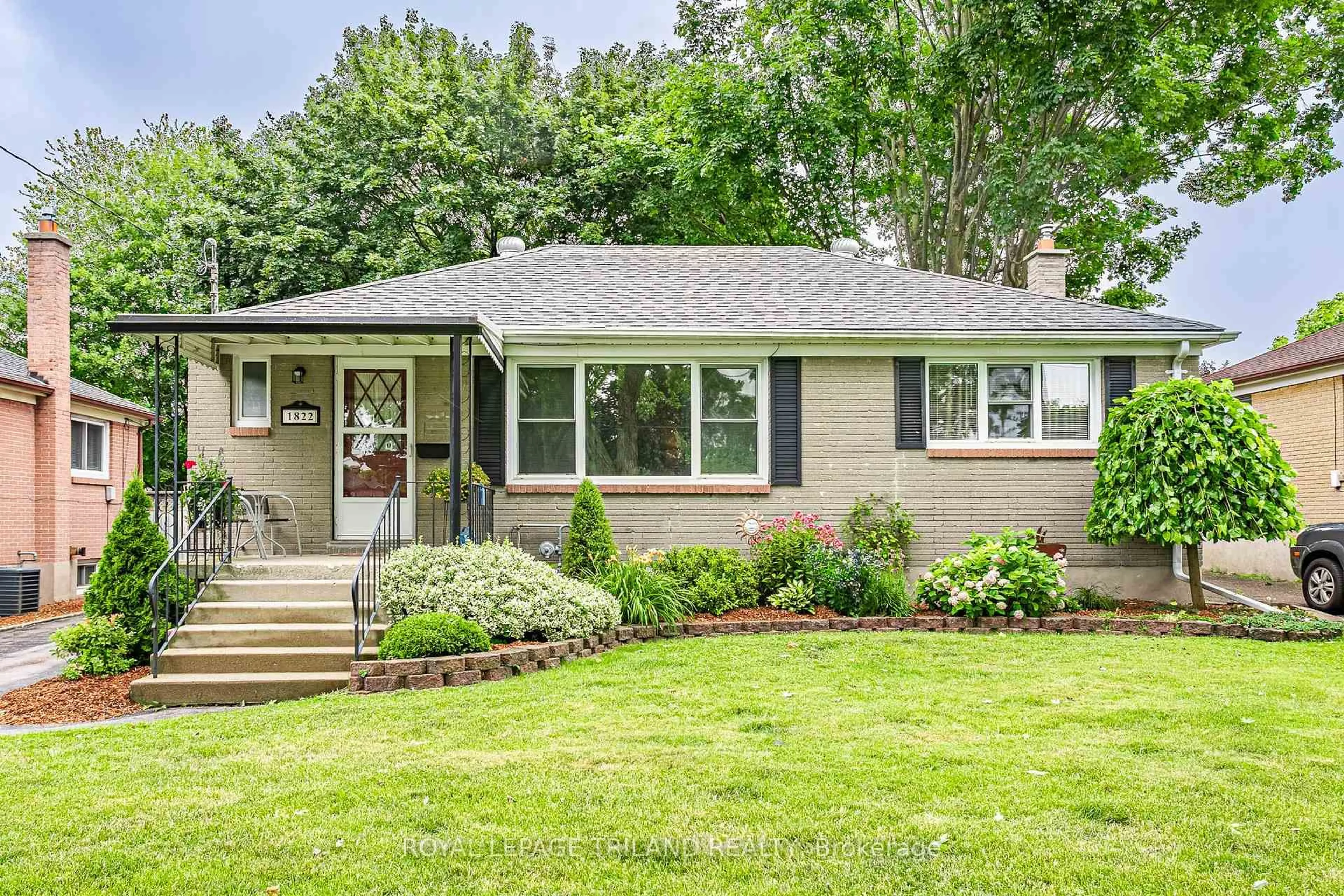 Home with vinyl exterior material, street for 1822 Park Ave, London East Ontario N5W 2J5