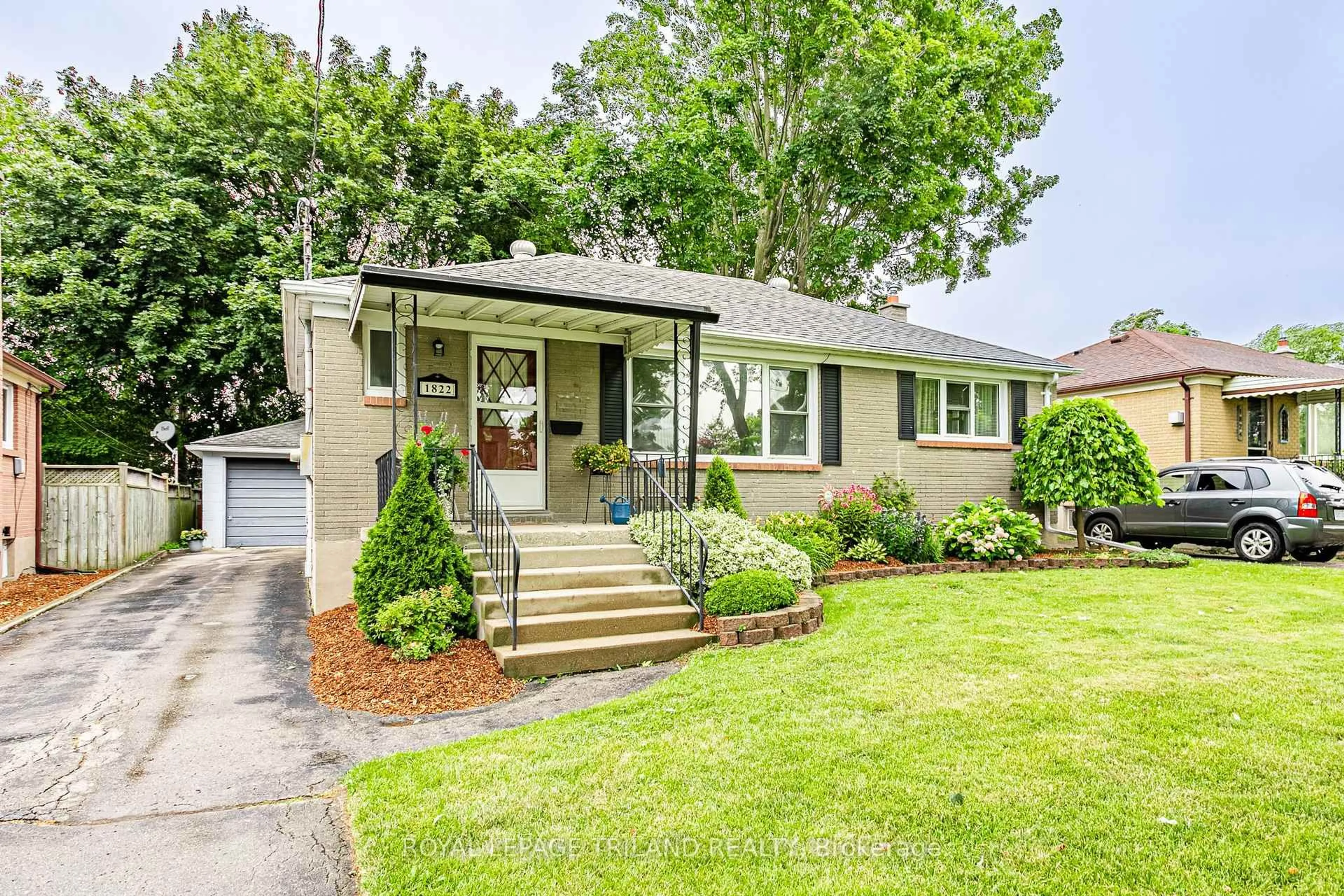 Home with vinyl exterior material, street for 1822 Park Ave, London East Ontario N5W 2J5