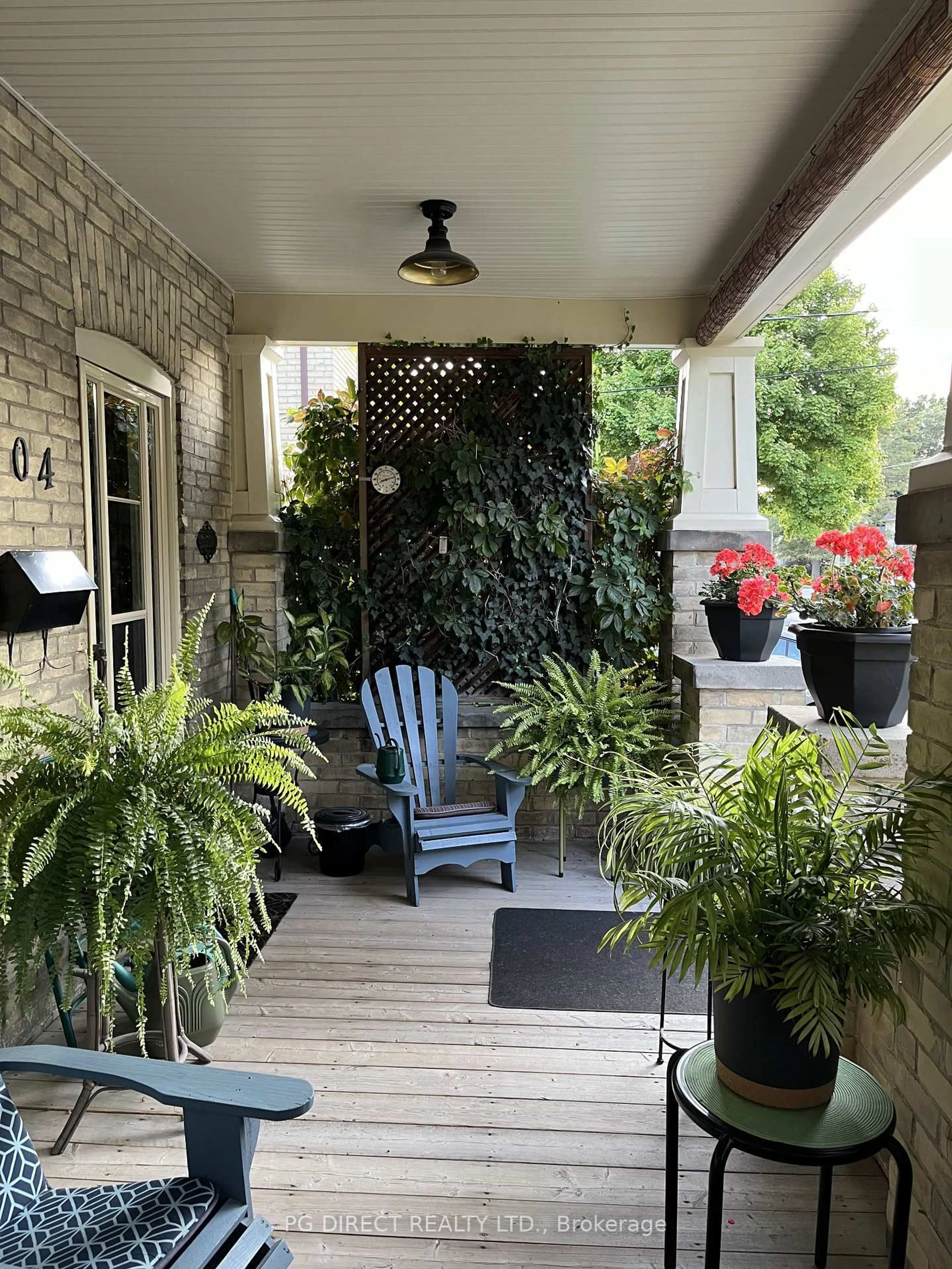 Patio, street for 104 North St, Strathroy-Caradoc Ontario N7G 1Z5