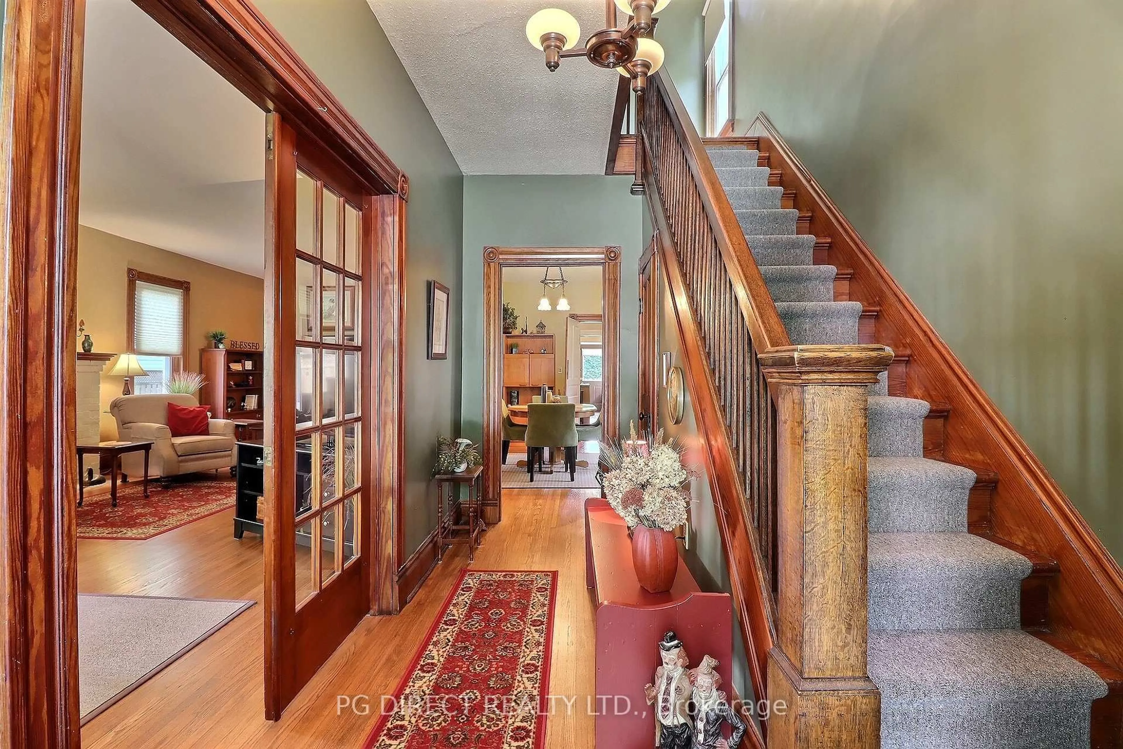 Indoor foyer for 104 North St, Strathroy-Caradoc Ontario N7G 1Z5