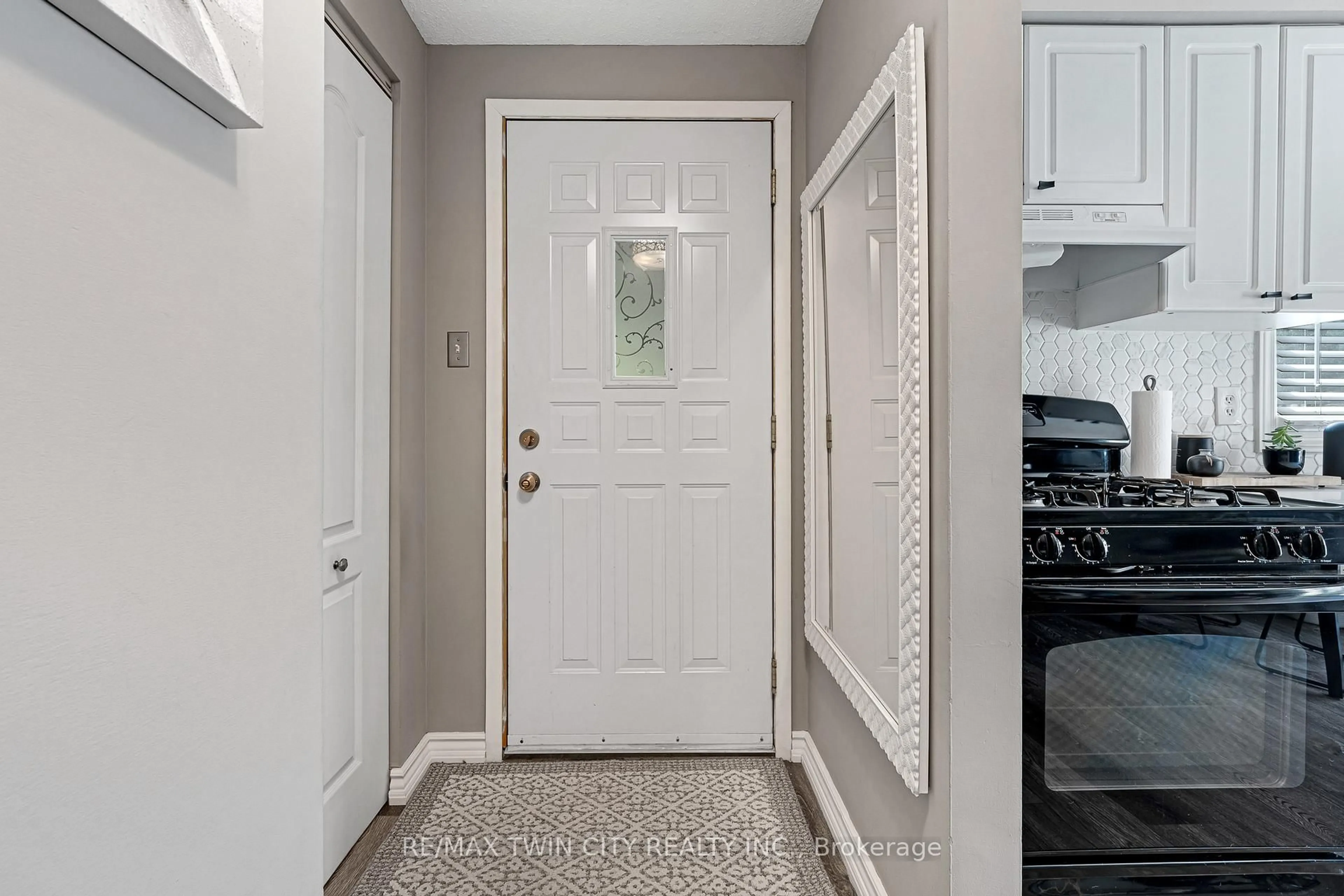 Indoor entryway for 415 Morgan Ave #15, Kitchener Ontario N2A 2V6