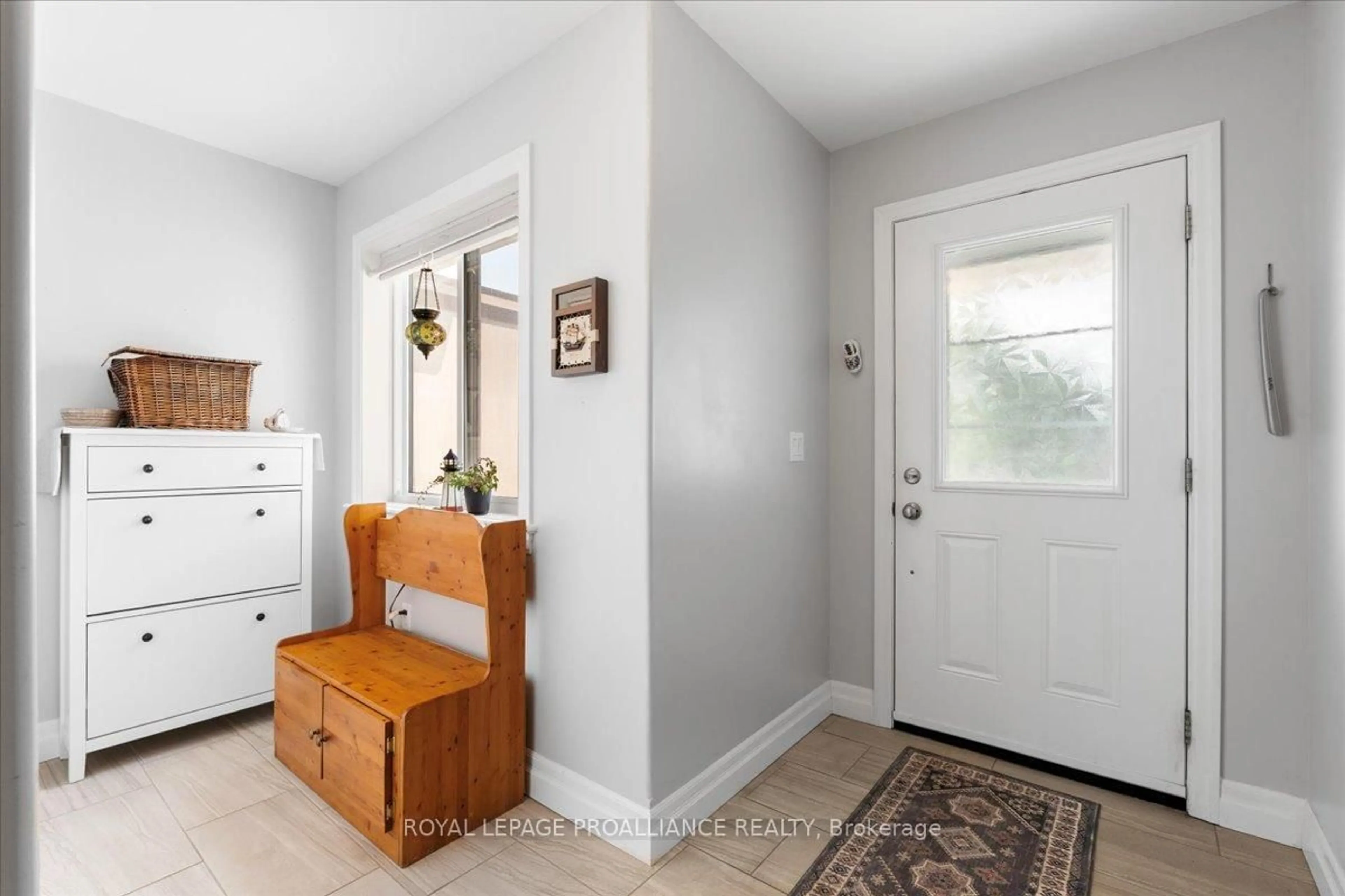 Indoor entryway for 177 Elgin St, Madoc Ontario K0K 2K0