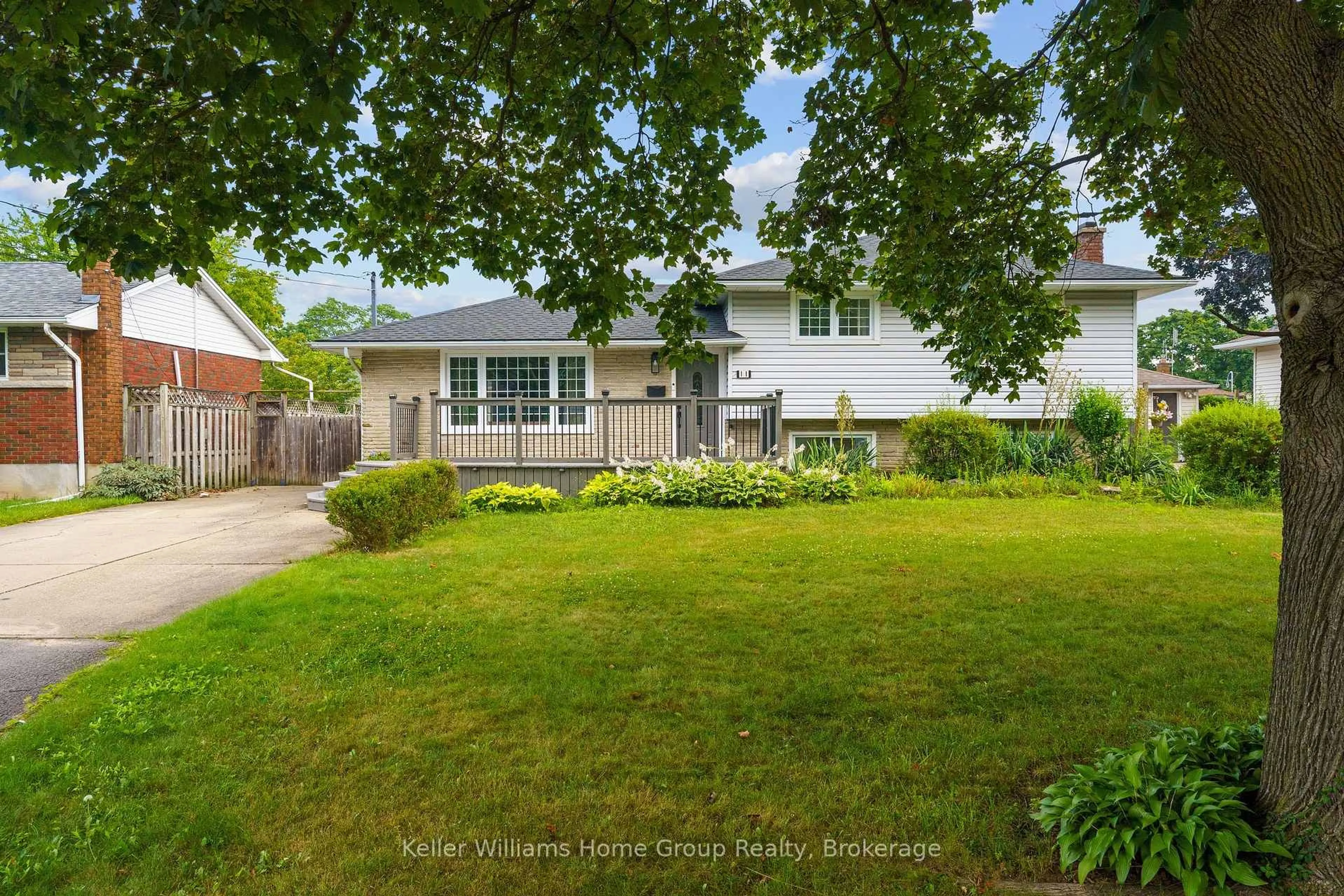 Home with vinyl exterior material, street for 11 Kilbourne Cres, St. Catharines Ontario L2M 3E3
