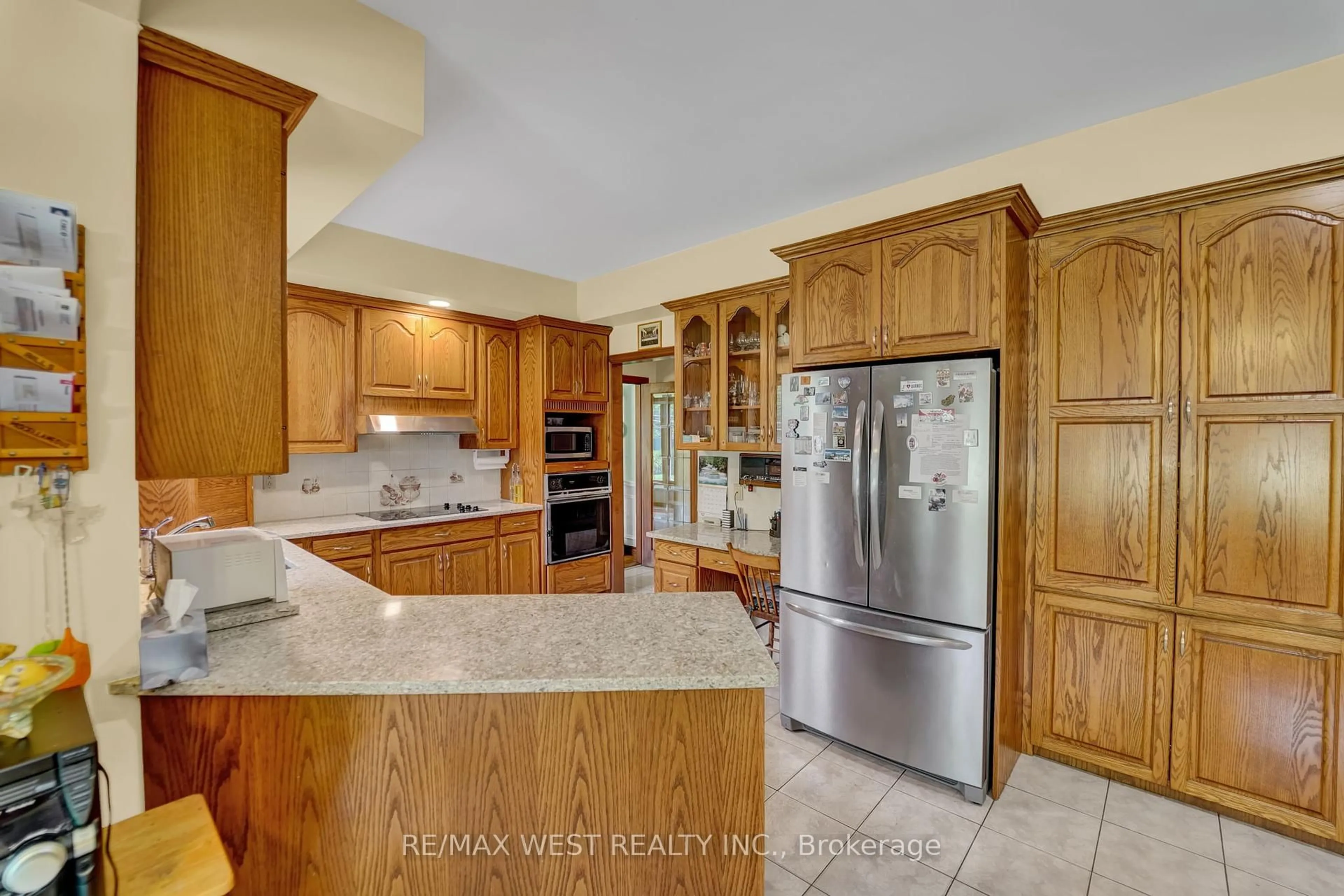 Open concept kitchen, ceramic/tile floor for 805 Centre Rd, Hamilton Ontario L8B 1M4
