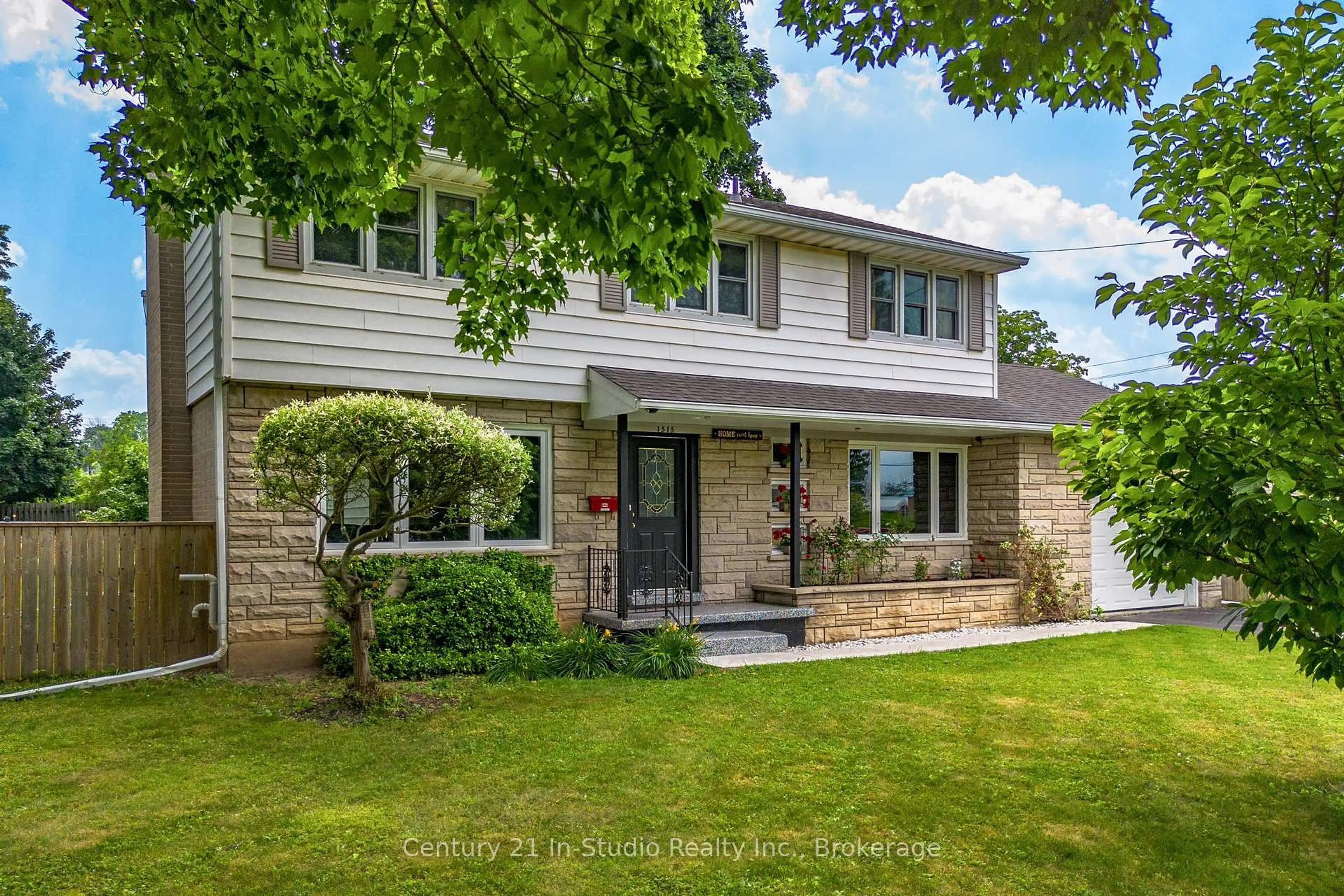 Home with brick exterior material, street for 1515 6th Ave, Owen Sound Ontario N4K 2V5