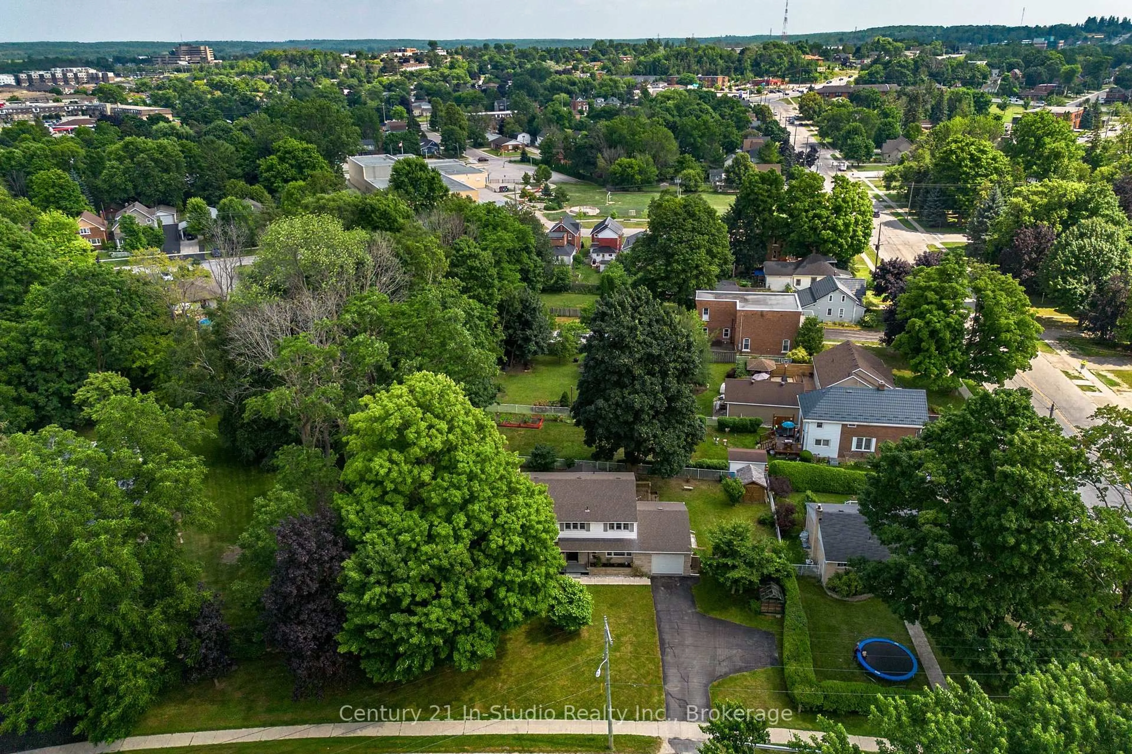 A pic from outside/outdoor area/front of a property/back of a property/a pic from drone, street for 1515 6th Ave, Owen Sound Ontario N4K 2V5