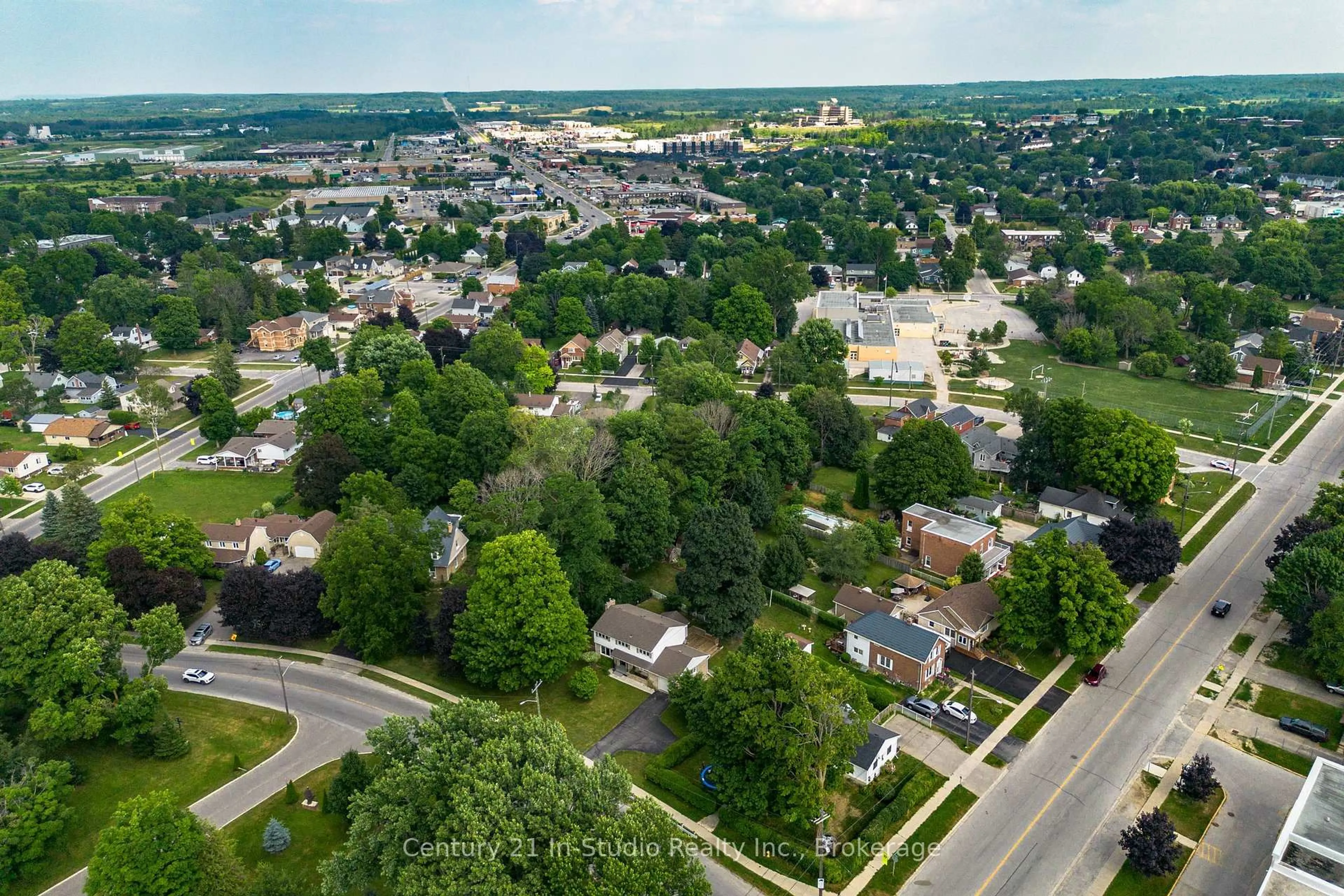 A pic from outside/outdoor area/front of a property/back of a property/a pic from drone, street for 1515 6th Ave, Owen Sound Ontario N4K 2V5