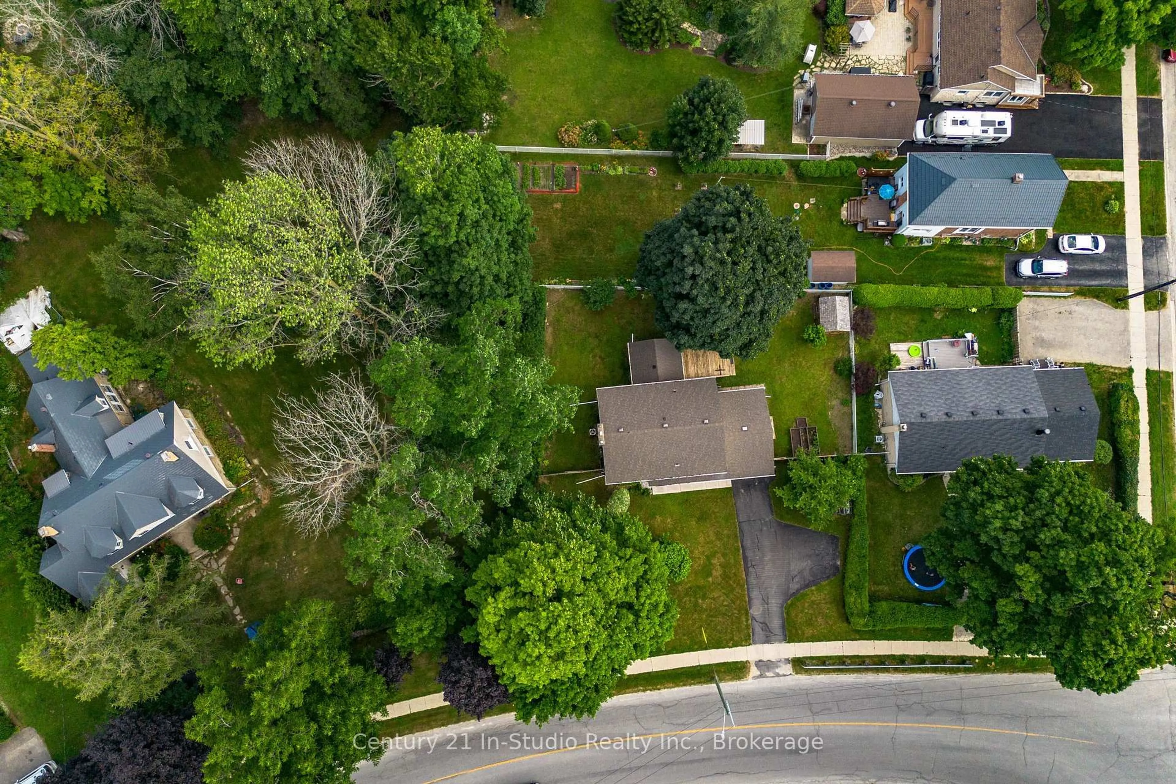 A pic from outside/outdoor area/front of a property/back of a property/a pic from drone, street for 1515 6th Ave, Owen Sound Ontario N4K 2V5