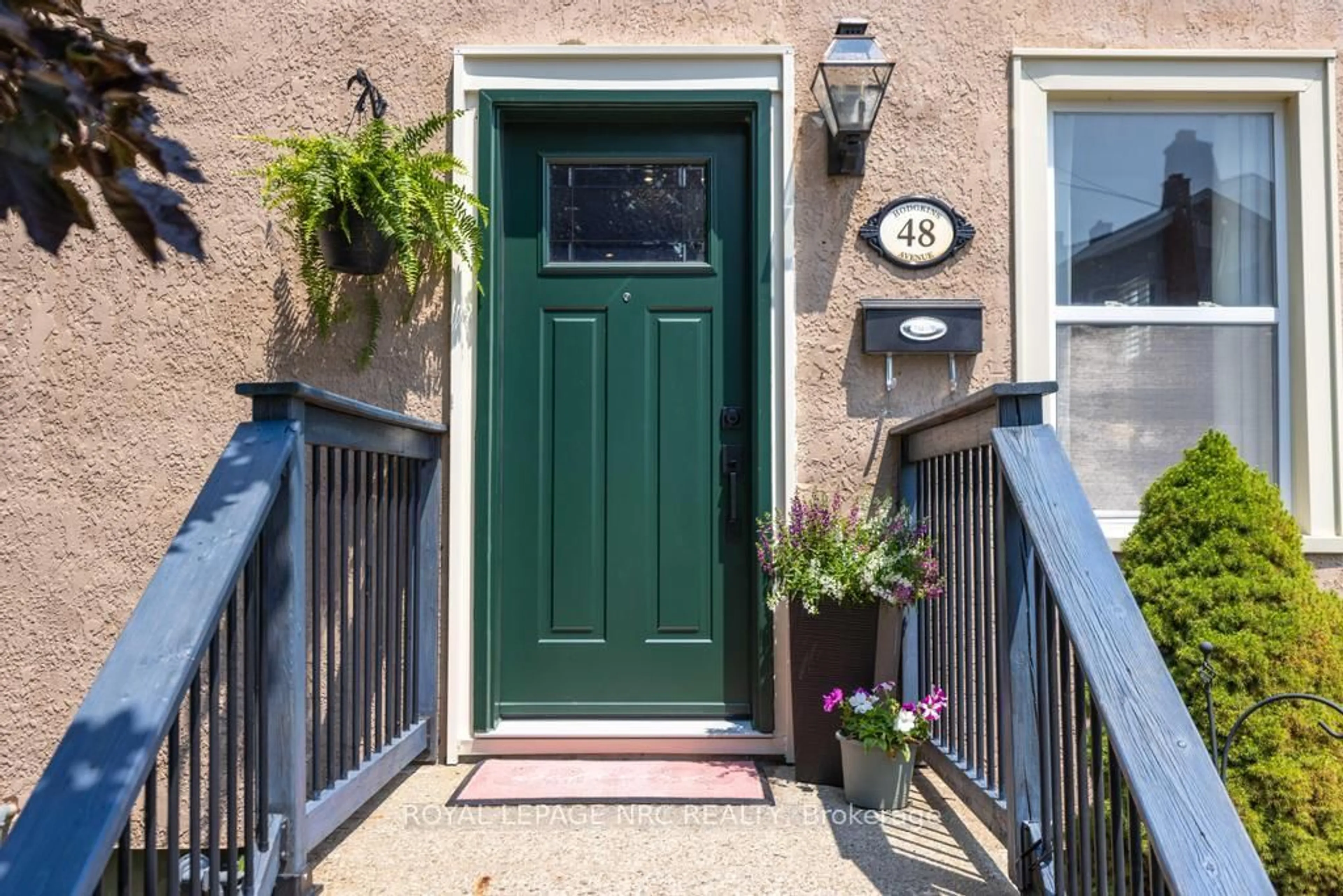 Indoor entryway for 48 Hodgkins Ave, Thorold Ontario L2V 1M1