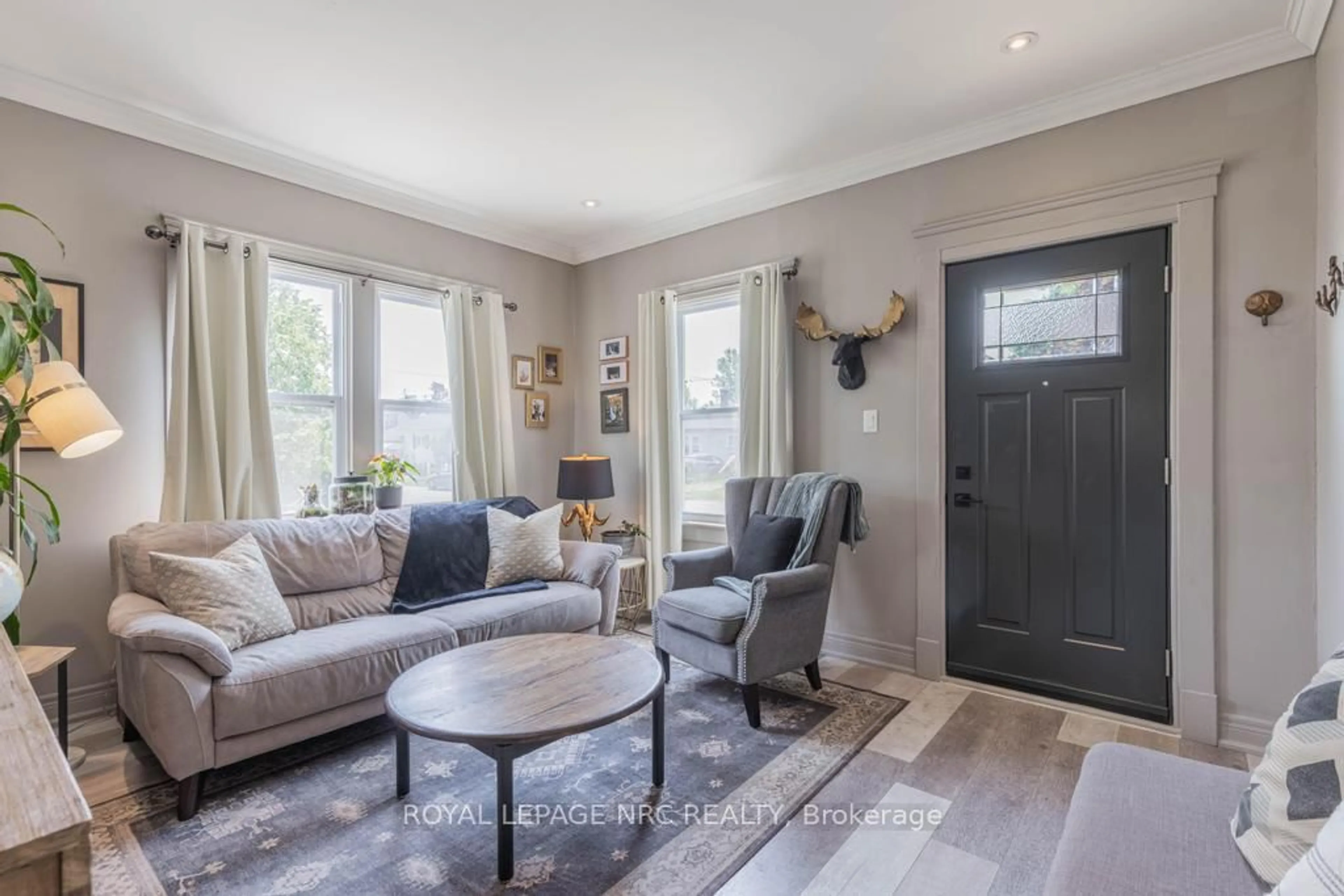 Living room with furniture, unknown for 48 Hodgkins Ave, Thorold Ontario L2V 1M1