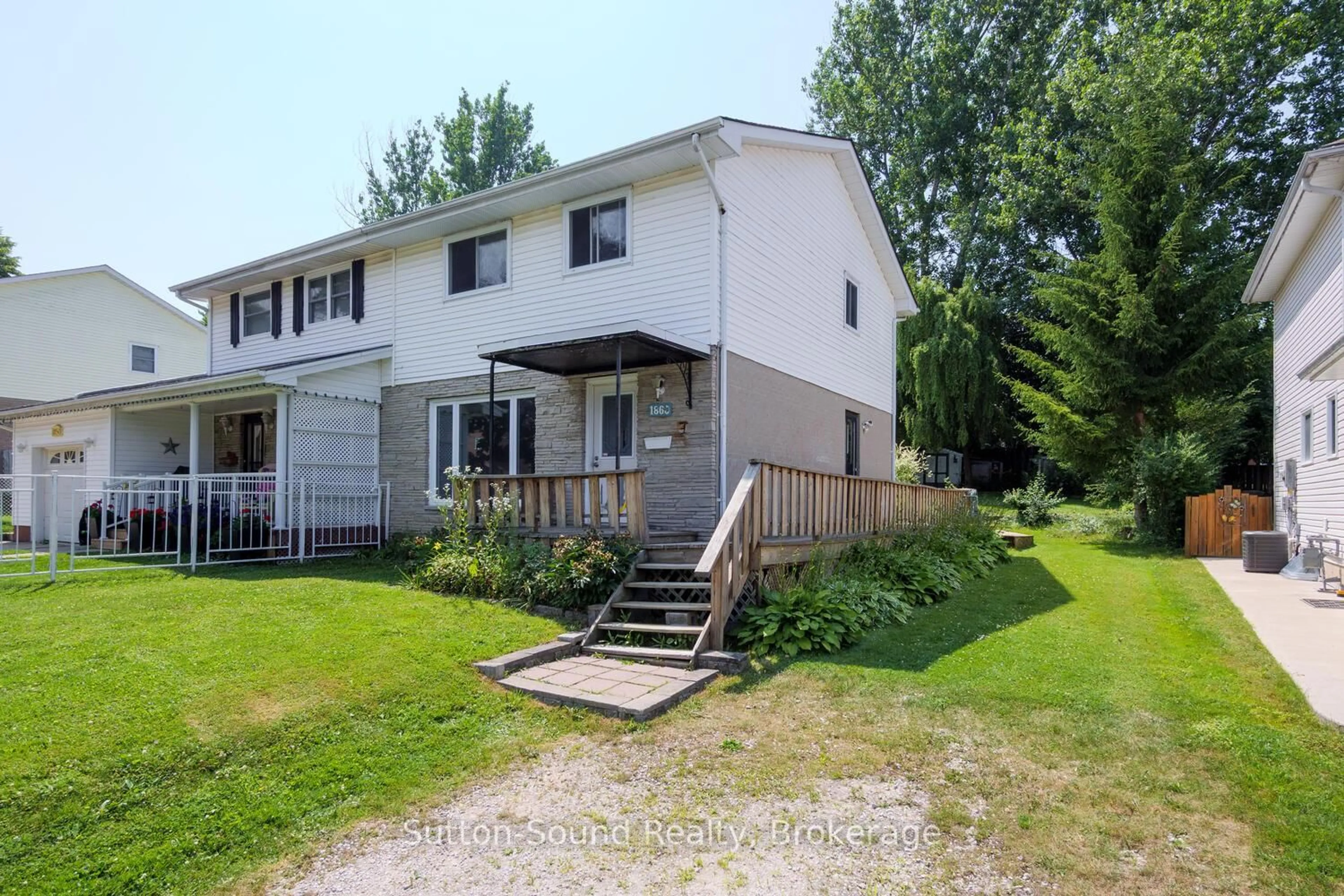 A pic from outside/outdoor area/front of a property/back of a property/a pic from drone, street for 1860 6th Ave, Owen Sound Ontario N4K 5H9
