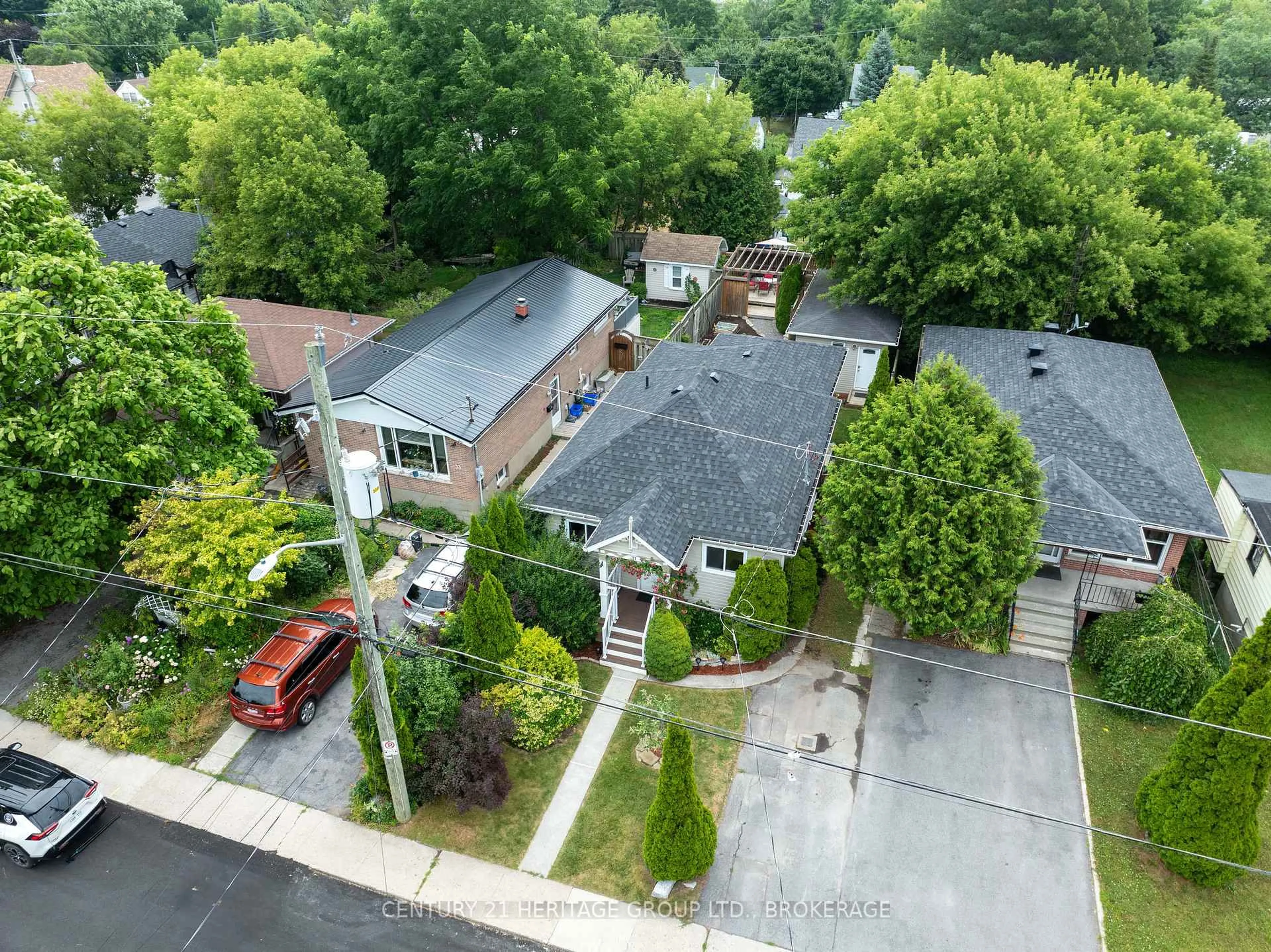 A pic from outside/outdoor area/front of a property/back of a property/a pic from drone, street for 31 Fergus St, Kingston Ontario K7K 4L1
