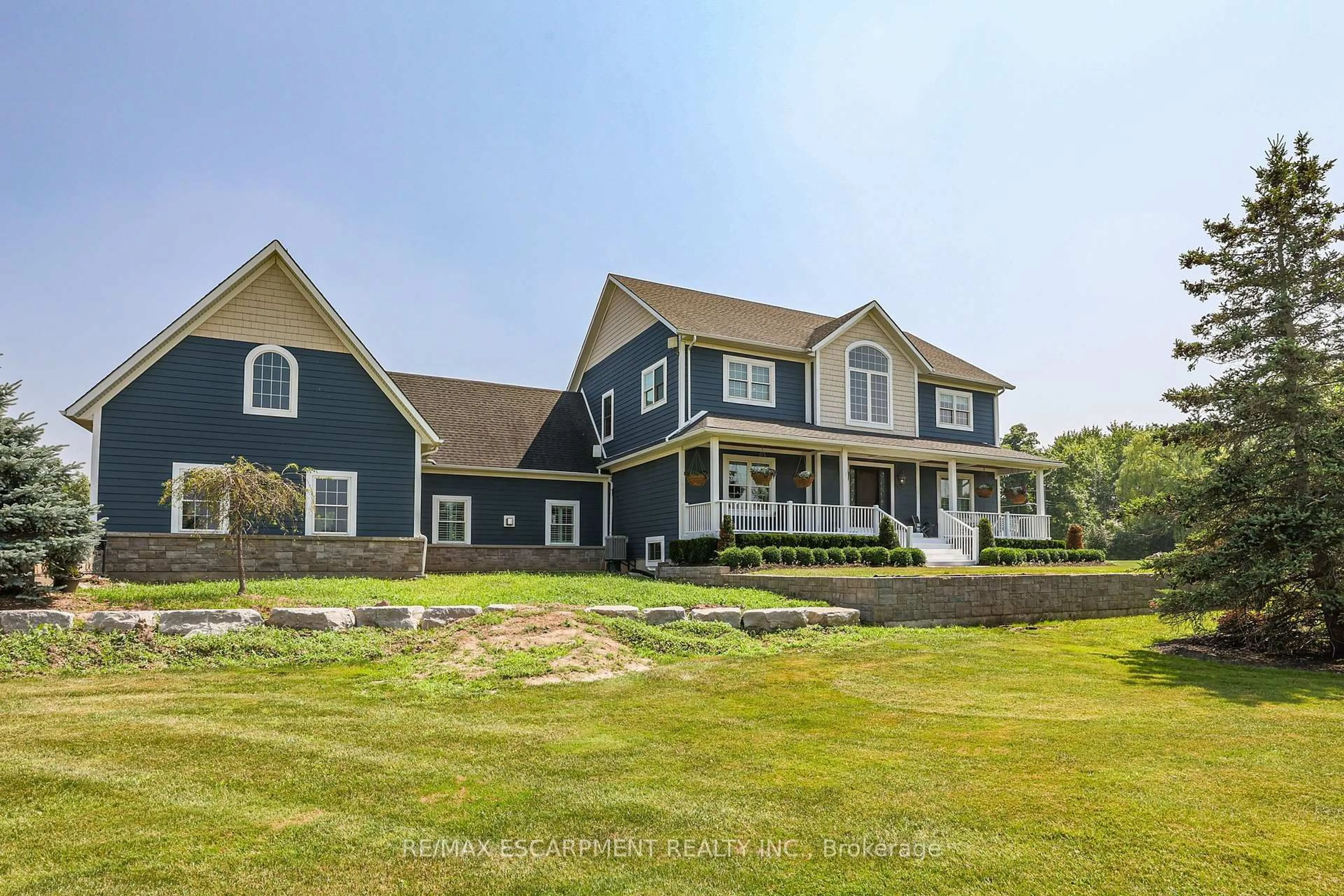 A pic from outside/outdoor area/front of a property/back of a property/a pic from drone, unknown for 7804 Schisler Rd, Niagara Falls Ontario L3B 5N4