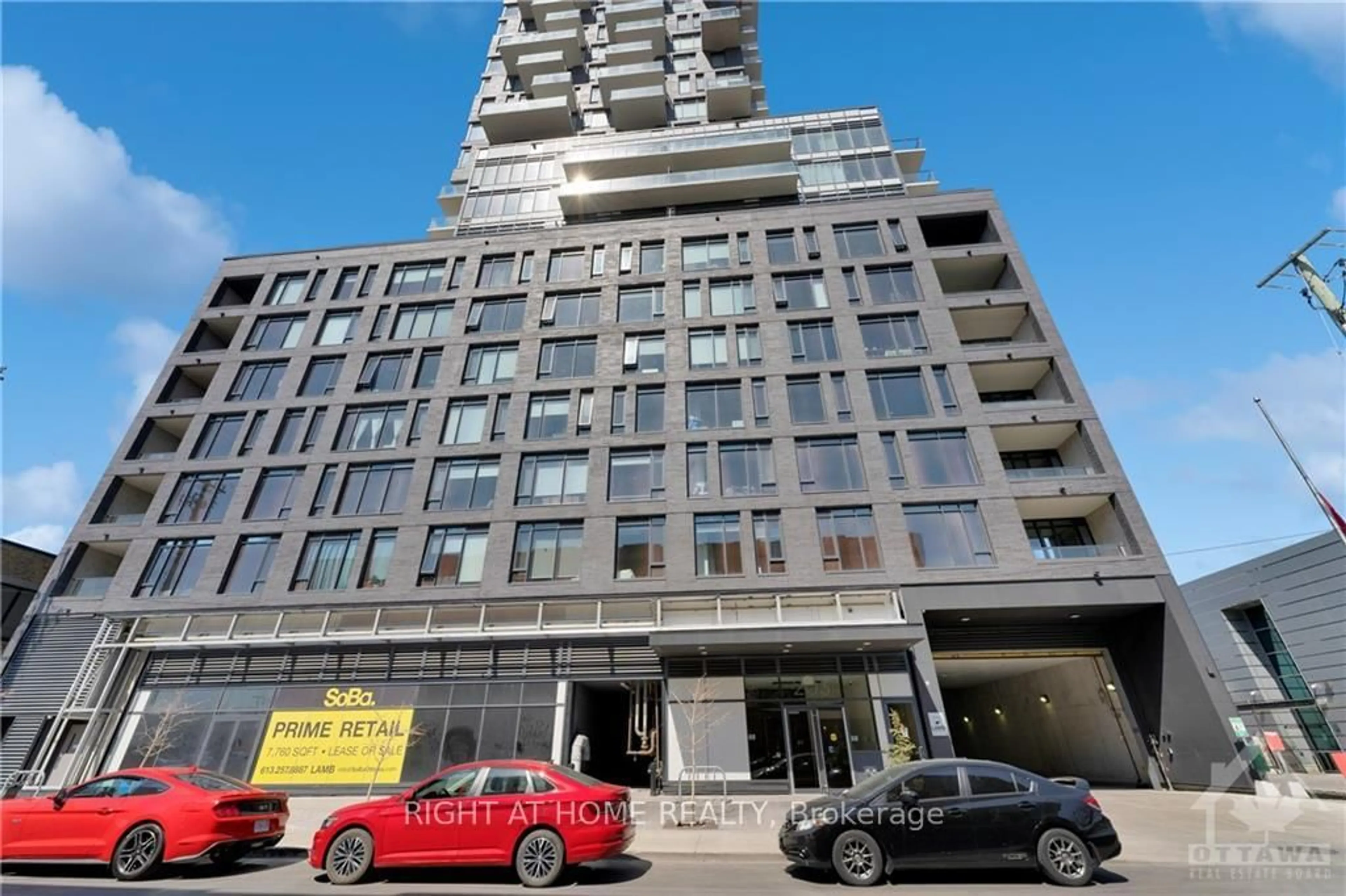 Indoor foyer for 203 CATHERINE St #509, Ottawa Ontario K2P 1J5