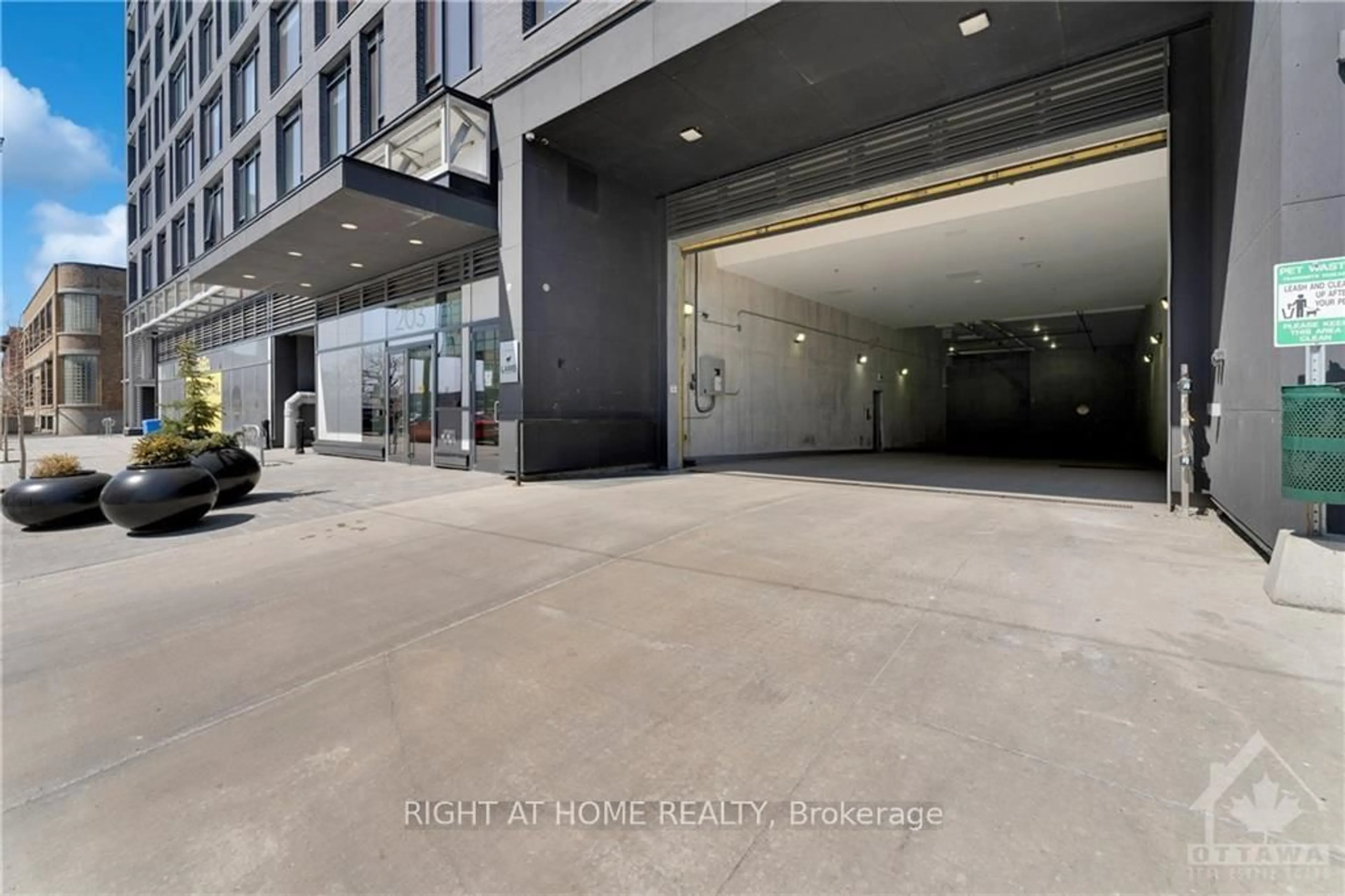Indoor foyer for 203 CATHERINE St #509, Ottawa Ontario K2P 1J5