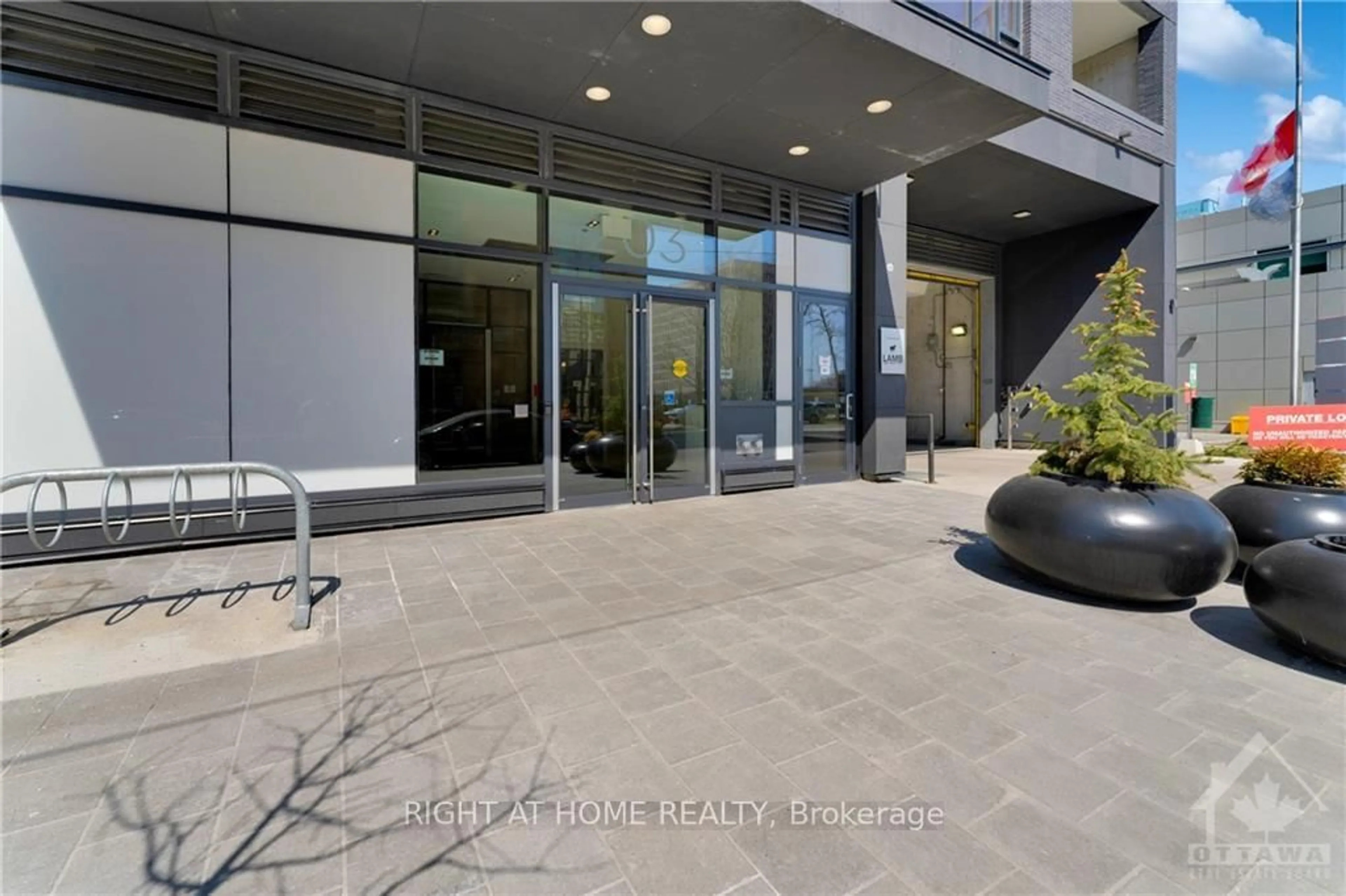 Indoor foyer for 203 CATHERINE St #509, Ottawa Ontario K2P 1J5