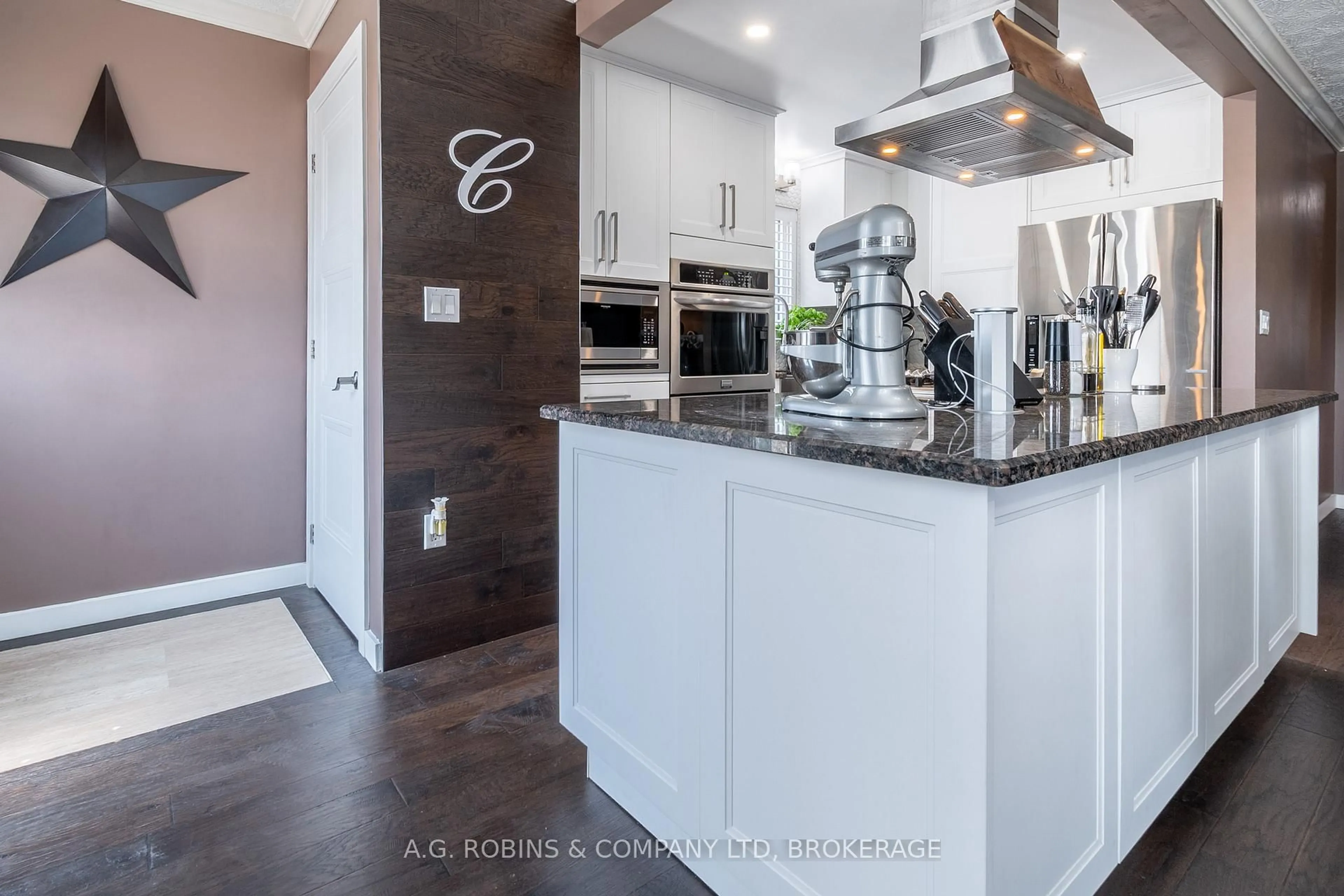 Contemporary kitchen, unknown for 17 Marc Crt, Welland Ontario L3B 5X2