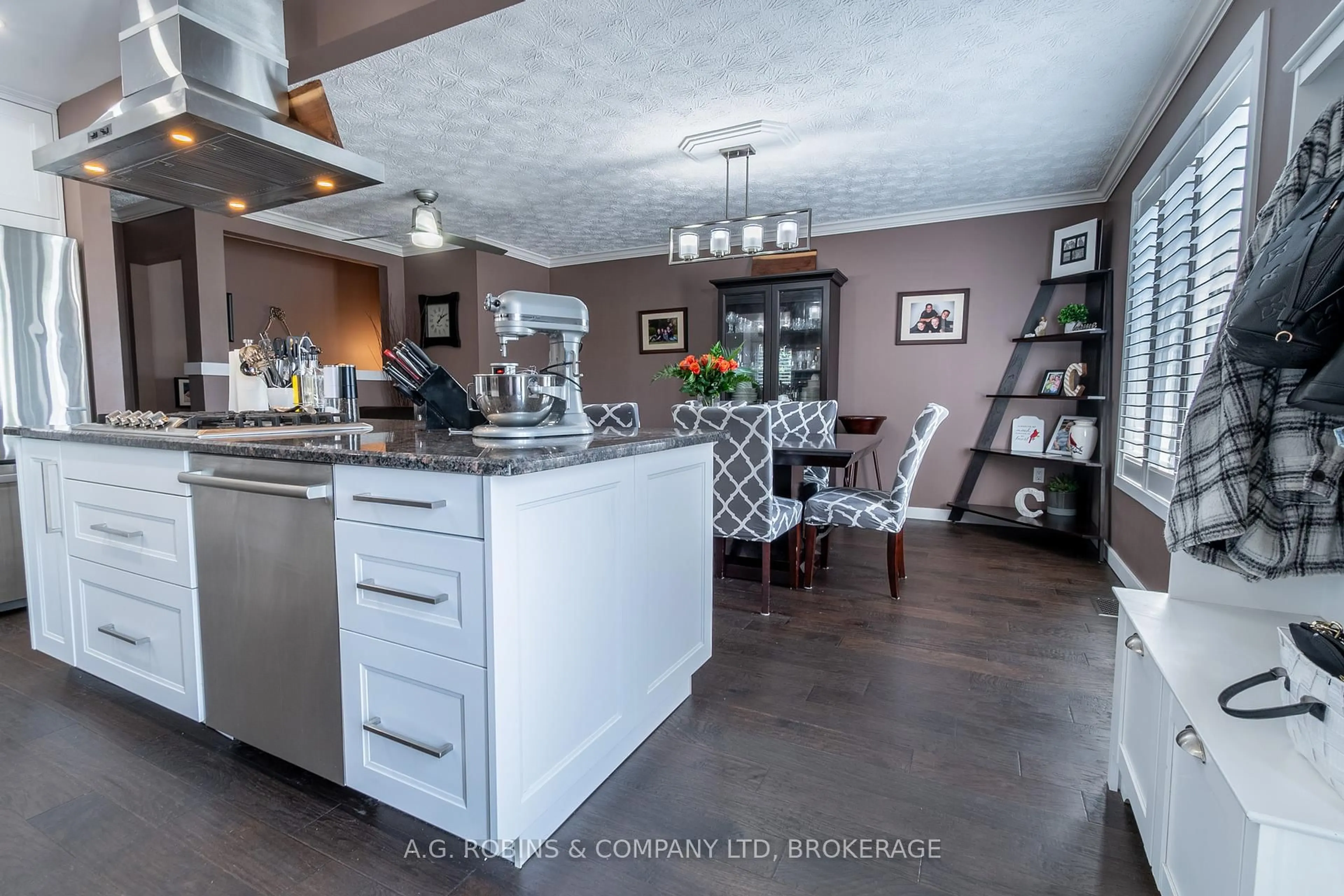Open concept kitchen, wood/laminate floor for 17 Marc Crt, Welland Ontario L3B 5X2
