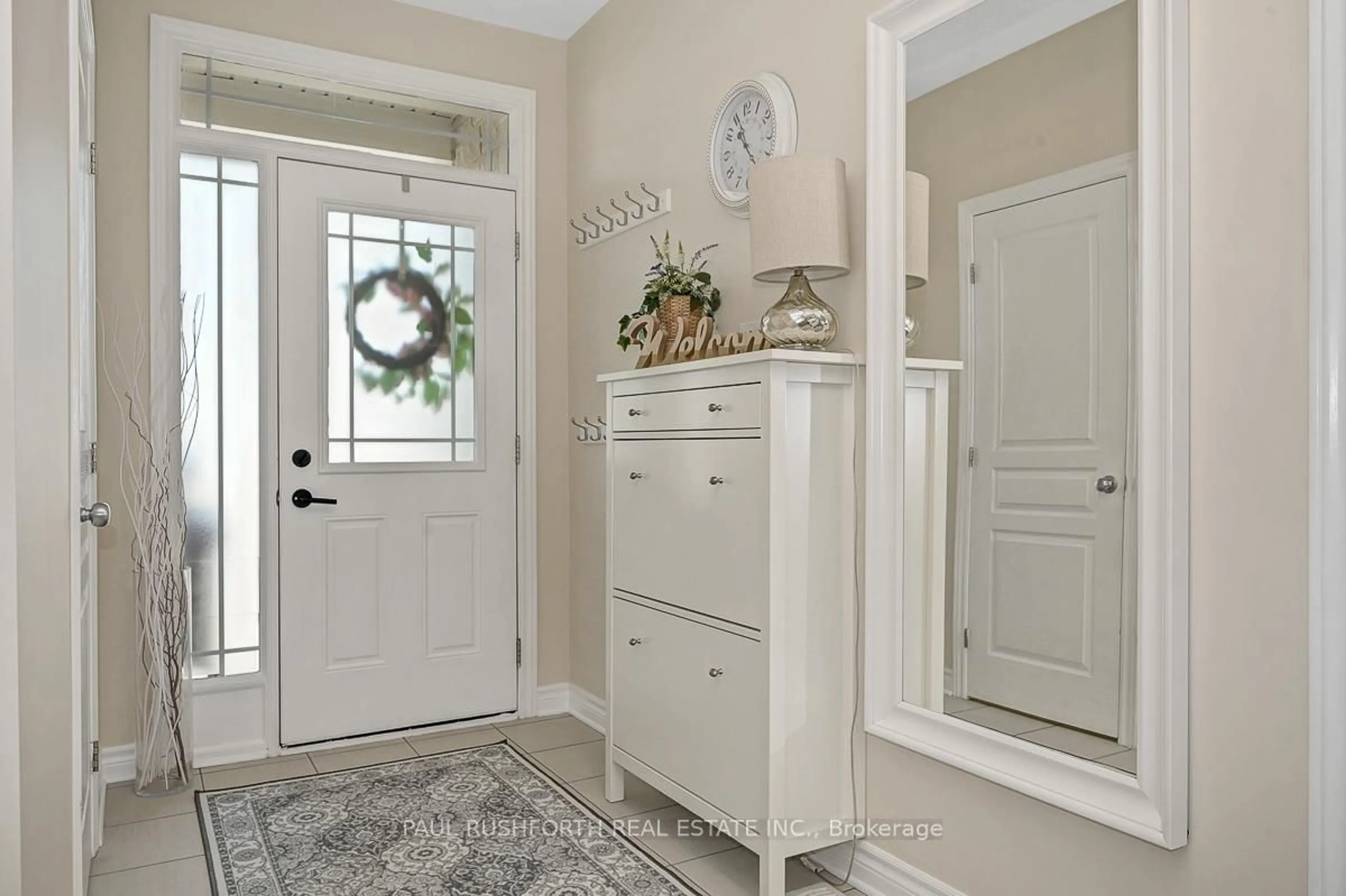 Indoor entryway for 512 Barrick Hill Rd, Ottawa Ontario K2M 0B5