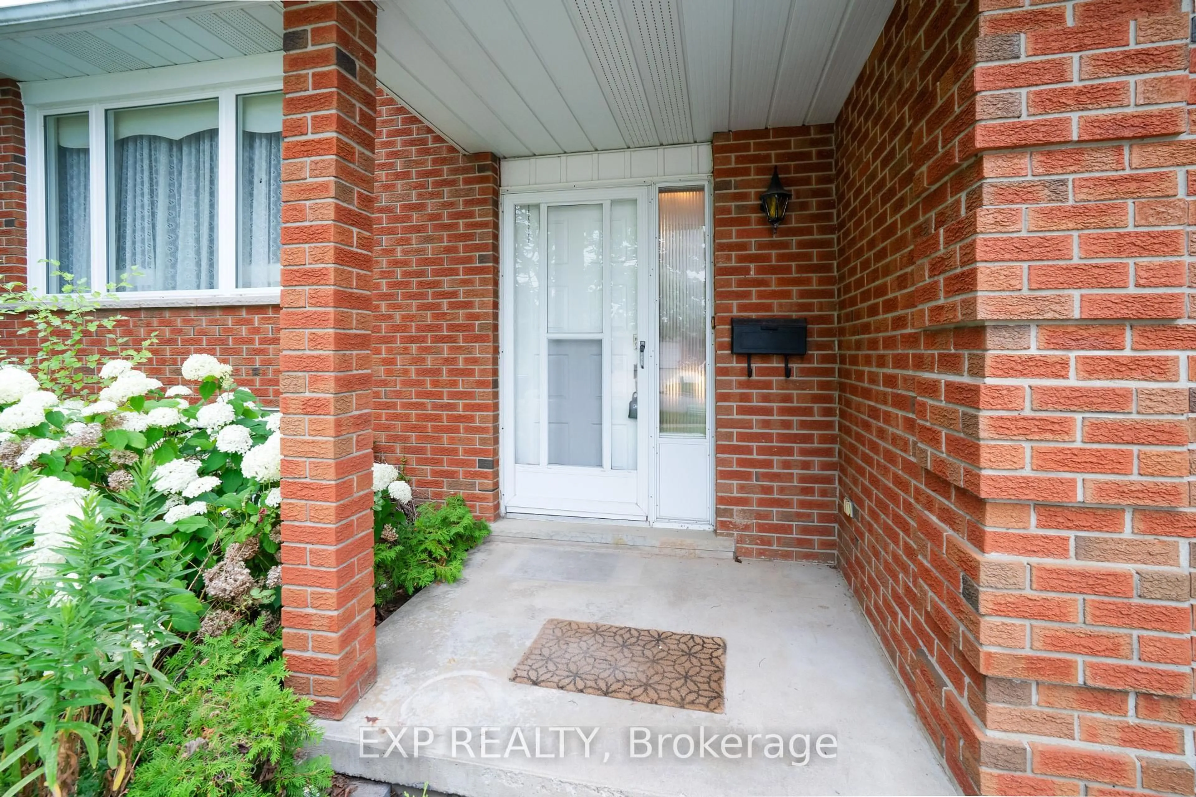 Indoor entryway for 131 Countryside Cres, Kitchener Ontario N2E 2S8