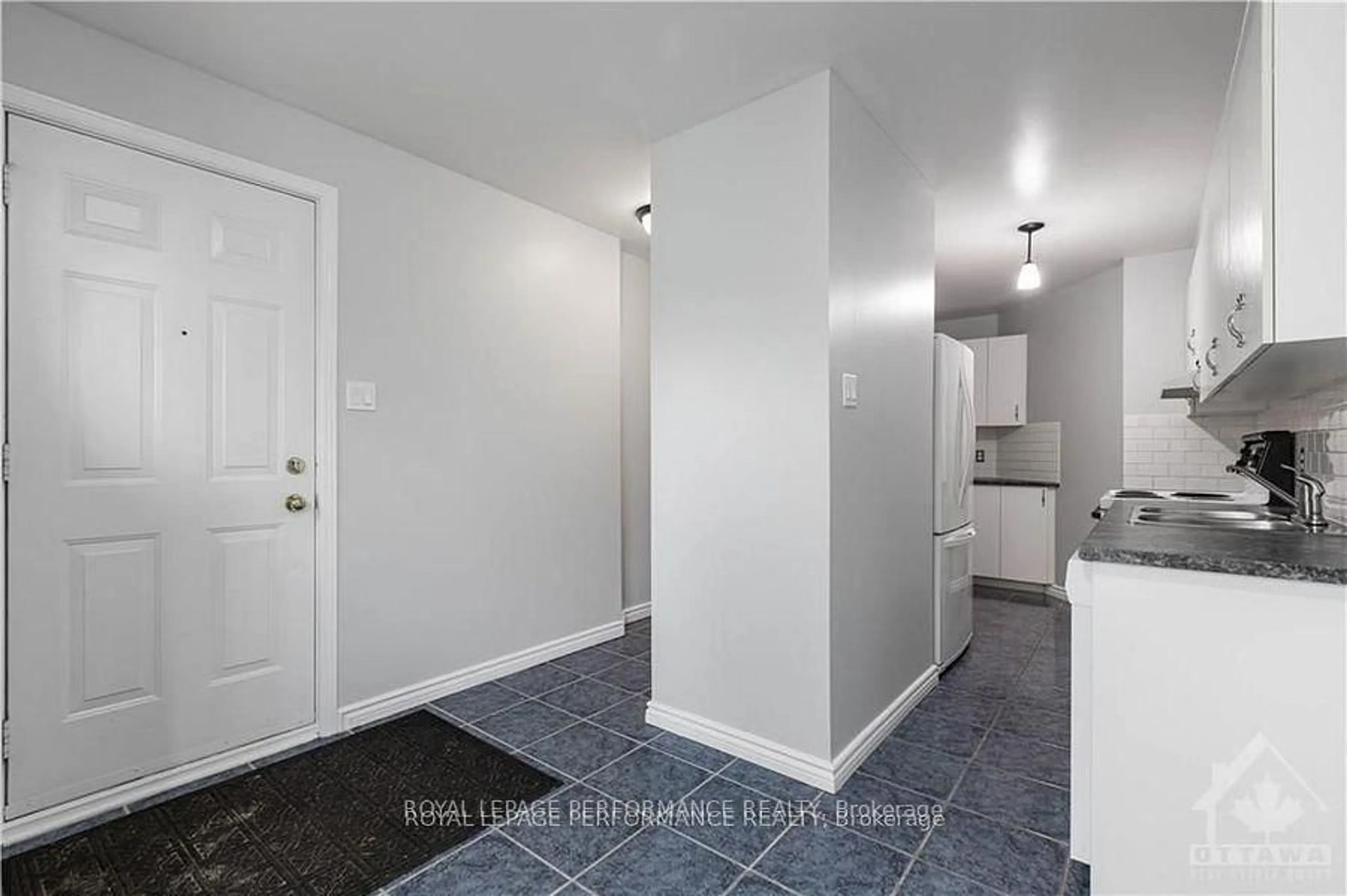 Indoor entryway for 1132 Gablefield Private #10, Ottawa Ontario K1J 1E3