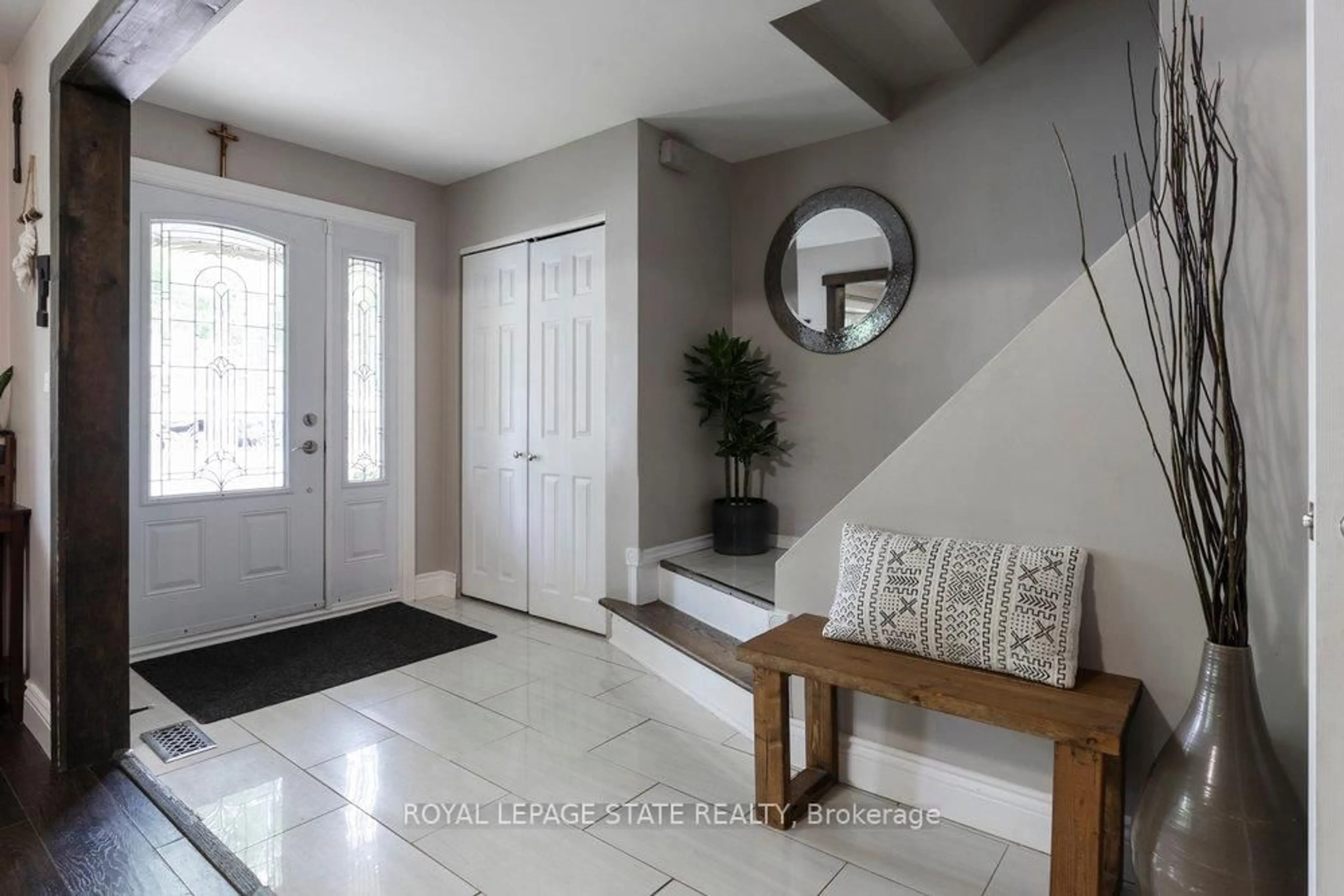Indoor entryway for 357 Saint Andrews Dr, Hamilton Ontario L8K 5K6