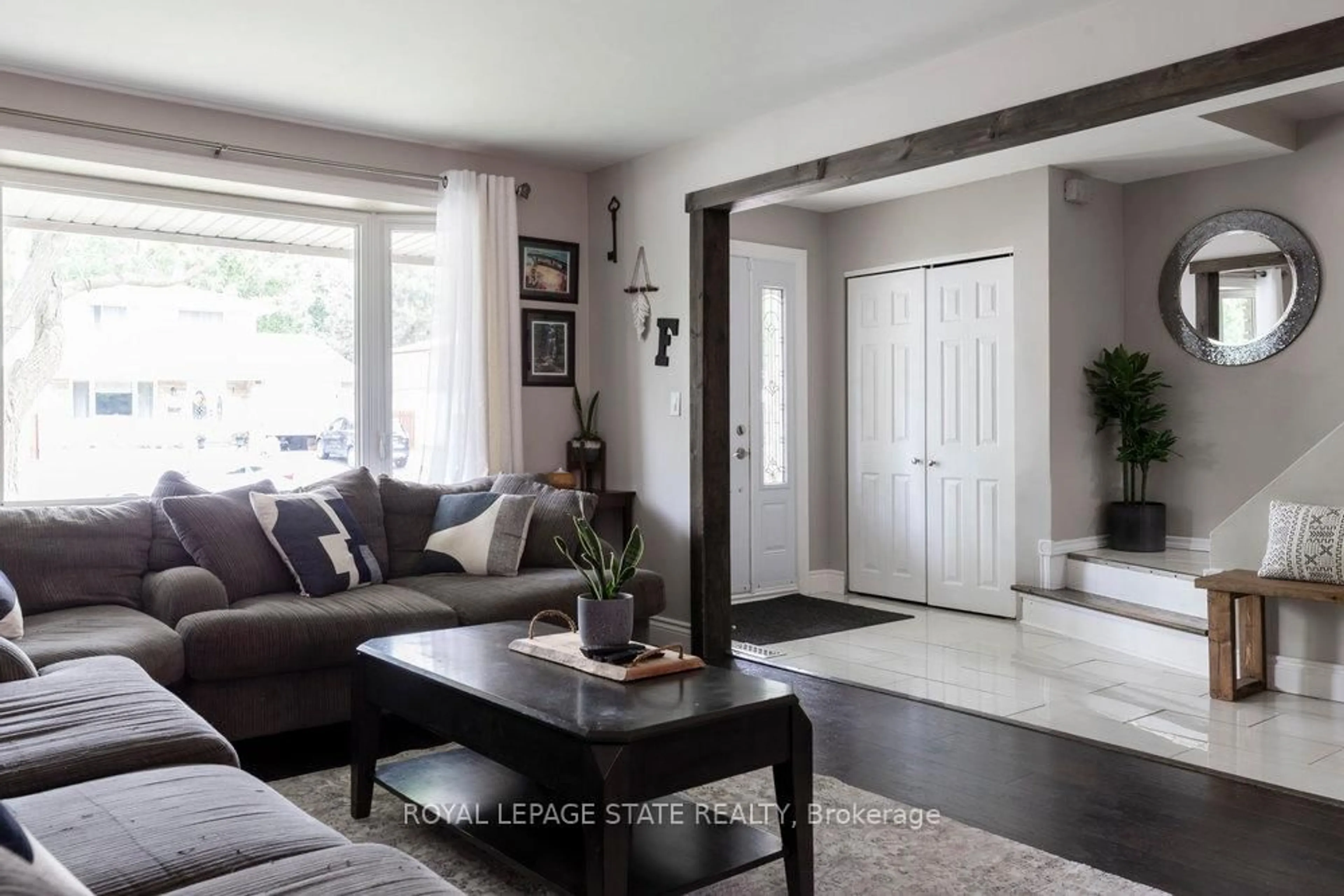 Living room with furniture, unknown for 357 Saint Andrews Dr, Hamilton Ontario L8K 5K6