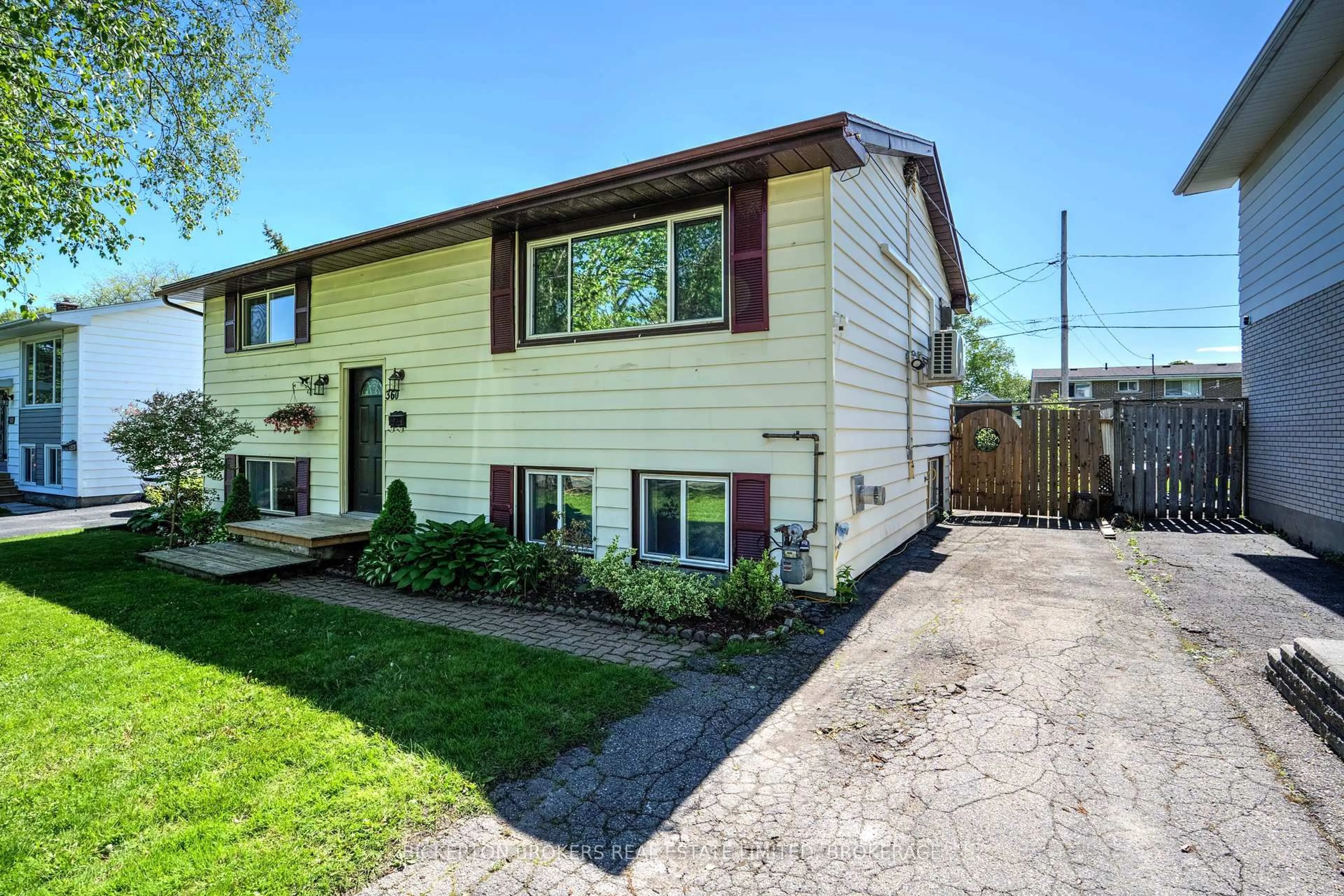 Home with vinyl exterior material, street for 360 First Ave, Brockville Ontario K6V 3C1